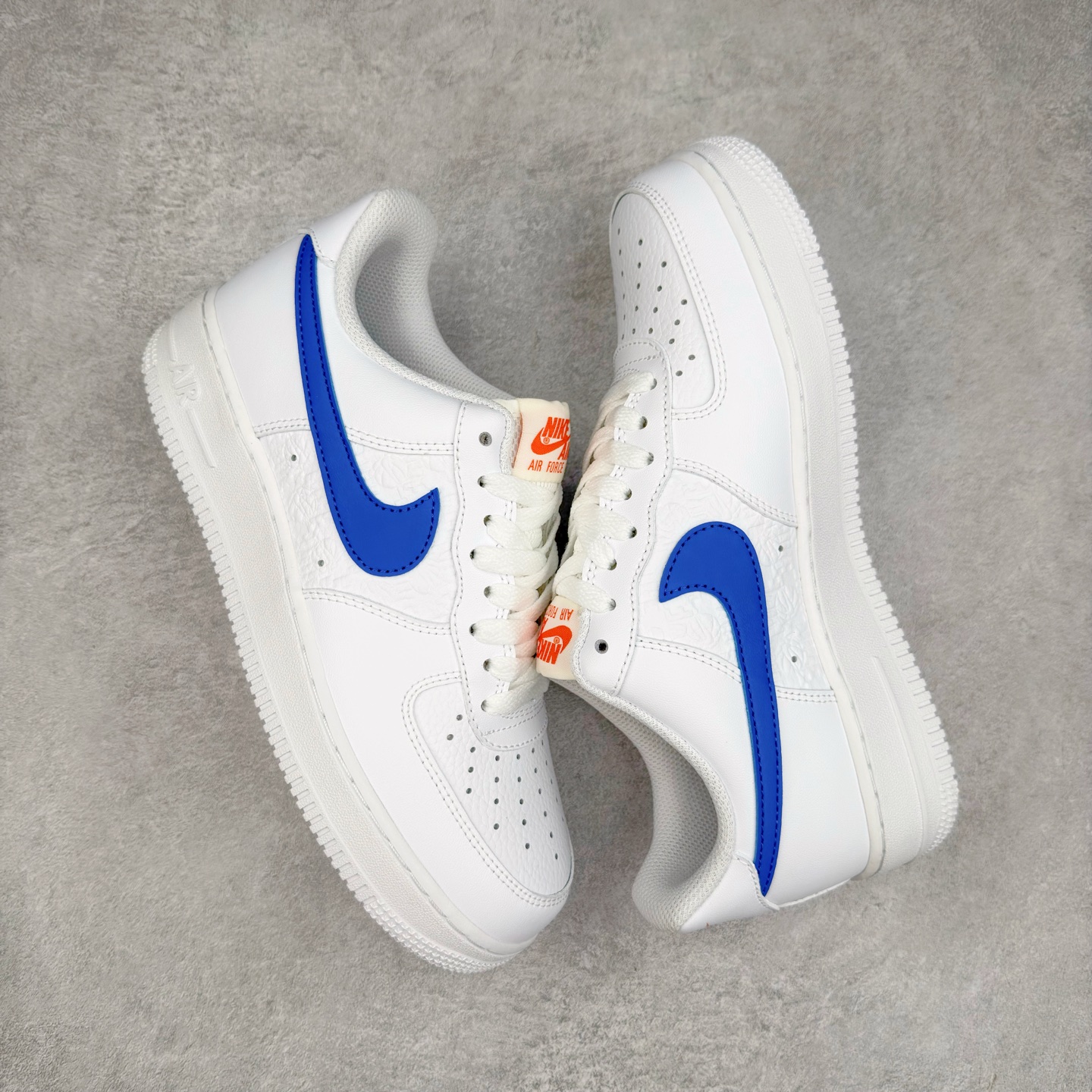 图片[3]-＃XT纯原 NK Air Force 1´07 Low 空军一号低帮百搭休闲运动板鞋 FD0667-100 顶级批次 2022全新楦头鞋型 鱼鳞大底 历时开发三个月 清洁度完美 二维码鞋标 内置芯片及solo气垫 大底高度及其弧度依照正品 钢印 logo刺绣 鞋口弧度 鞋头长度 鞋面冲孔 鞋垫背胶及钢印 完美鞋型对比正品 每一处都是细节满满 柔软、弹性十足的缓震性能和出色的中底设计 横跨复古与现代的外型结合 造就出风靡全球 三十多年的Force 1 直到今天还深受青睐 实拍调校N版已经零色差零失真 百分百还原实物色彩所见即所得 不存在货不对板色差等低级问题 选购参考实物拍摄 不混卖不参货 只用心做好货严格选品 承诺混一赔十 尺码：36 36.5 37.5 38 38.5 39 40 40.5 41 42 42.5 43 44 44.5 45-选品中心