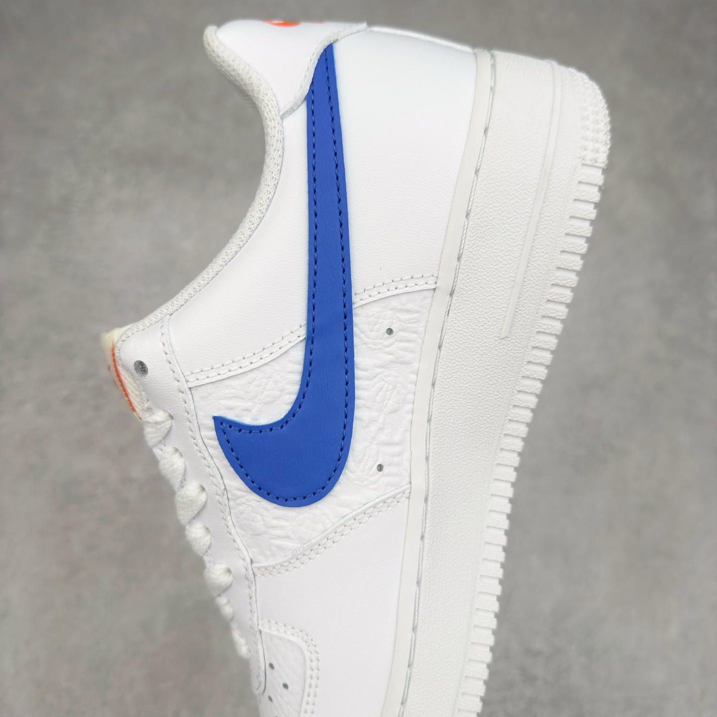 图片[7]-＃XT纯原 NK Air Force 1´07 Low 空军一号低帮百搭休闲运动板鞋 FD0667-100 顶级批次 2022全新楦头鞋型 鱼鳞大底 历时开发三个月 清洁度完美 二维码鞋标 内置芯片及solo气垫 大底高度及其弧度依照正品 钢印 logo刺绣 鞋口弧度 鞋头长度 鞋面冲孔 鞋垫背胶及钢印 完美鞋型对比正品 每一处都是细节满满 柔软、弹性十足的缓震性能和出色的中底设计 横跨复古与现代的外型结合 造就出风靡全球 三十多年的Force 1 直到今天还深受青睐 实拍调校N版已经零色差零失真 百分百还原实物色彩所见即所得 不存在货不对板色差等低级问题 选购参考实物拍摄 不混卖不参货 只用心做好货严格选品 承诺混一赔十 尺码：36 36.5 37.5 38 38.5 39 40 40.5 41 42 42.5 43 44 44.5 45-选品中心