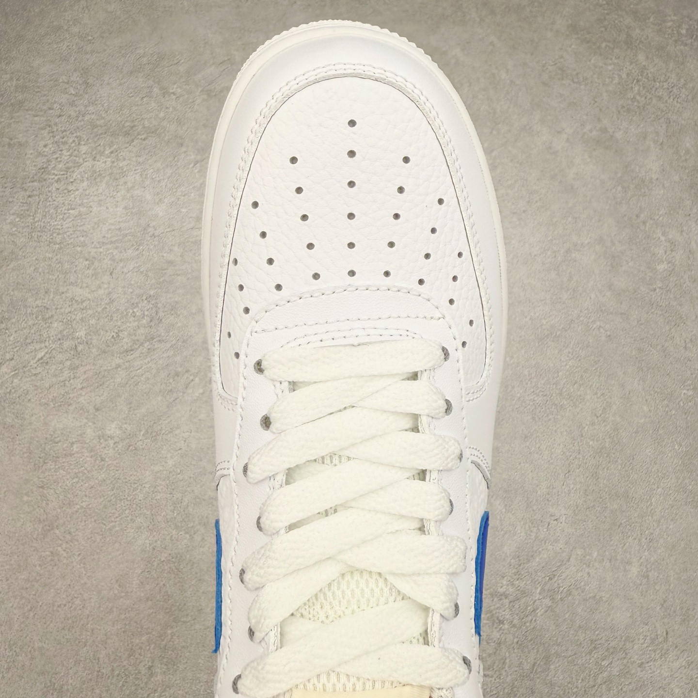 图片[4]-＃XT纯原 NK Air Force 1´07 Low 空军一号低帮百搭休闲运动板鞋 FD0667-100 顶级批次 2022全新楦头鞋型 鱼鳞大底 历时开发三个月 清洁度完美 二维码鞋标 内置芯片及solo气垫 大底高度及其弧度依照正品 钢印 logo刺绣 鞋口弧度 鞋头长度 鞋面冲孔 鞋垫背胶及钢印 完美鞋型对比正品 每一处都是细节满满 柔软、弹性十足的缓震性能和出色的中底设计 横跨复古与现代的外型结合 造就出风靡全球 三十多年的Force 1 直到今天还深受青睐 实拍调校N版已经零色差零失真 百分百还原实物色彩所见即所得 不存在货不对板色差等低级问题 选购参考实物拍摄 不混卖不参货 只用心做好货严格选品 承诺混一赔十 尺码：36 36.5 37.5 38 38.5 39 40 40.5 41 42 42.5 43 44 44.5 45-选品中心