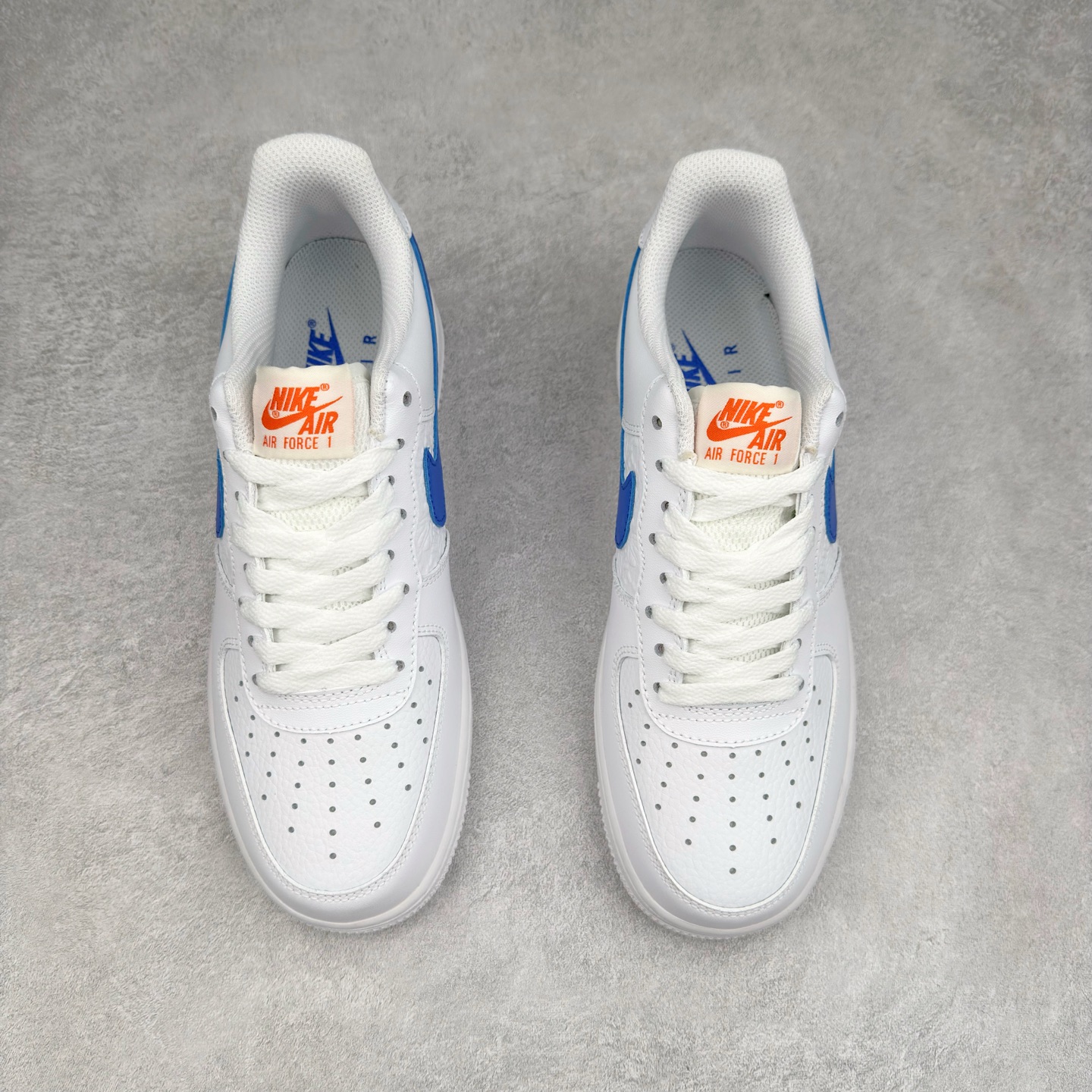 图片[2]-＃XT纯原 NK Air Force 1´07 Low 空军一号低帮百搭休闲运动板鞋 FD0667-100 顶级批次 2022全新楦头鞋型 鱼鳞大底 历时开发三个月 清洁度完美 二维码鞋标 内置芯片及solo气垫 大底高度及其弧度依照正品 钢印 logo刺绣 鞋口弧度 鞋头长度 鞋面冲孔 鞋垫背胶及钢印 完美鞋型对比正品 每一处都是细节满满 柔软、弹性十足的缓震性能和出色的中底设计 横跨复古与现代的外型结合 造就出风靡全球 三十多年的Force 1 直到今天还深受青睐 实拍调校N版已经零色差零失真 百分百还原实物色彩所见即所得 不存在货不对板色差等低级问题 选购参考实物拍摄 不混卖不参货 只用心做好货严格选品 承诺混一赔十 尺码：36 36.5 37.5 38 38.5 39 40 40.5 41 42 42.5 43 44 44.5 45-选品中心