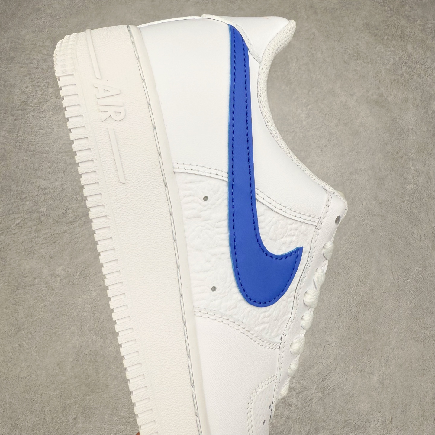 图片[6]-＃XT纯原 NK Air Force 1´07 Low 空军一号低帮百搭休闲运动板鞋 FD0667-100 顶级批次 2022全新楦头鞋型 鱼鳞大底 历时开发三个月 清洁度完美 二维码鞋标 内置芯片及solo气垫 大底高度及其弧度依照正品 钢印 logo刺绣 鞋口弧度 鞋头长度 鞋面冲孔 鞋垫背胶及钢印 完美鞋型对比正品 每一处都是细节满满 柔软、弹性十足的缓震性能和出色的中底设计 横跨复古与现代的外型结合 造就出风靡全球 三十多年的Force 1 直到今天还深受青睐 实拍调校N版已经零色差零失真 百分百还原实物色彩所见即所得 不存在货不对板色差等低级问题 选购参考实物拍摄 不混卖不参货 只用心做好货严格选品 承诺混一赔十 尺码：36 36.5 37.5 38 38.5 39 40 40.5 41 42 42.5 43 44 44.5 45-选品中心