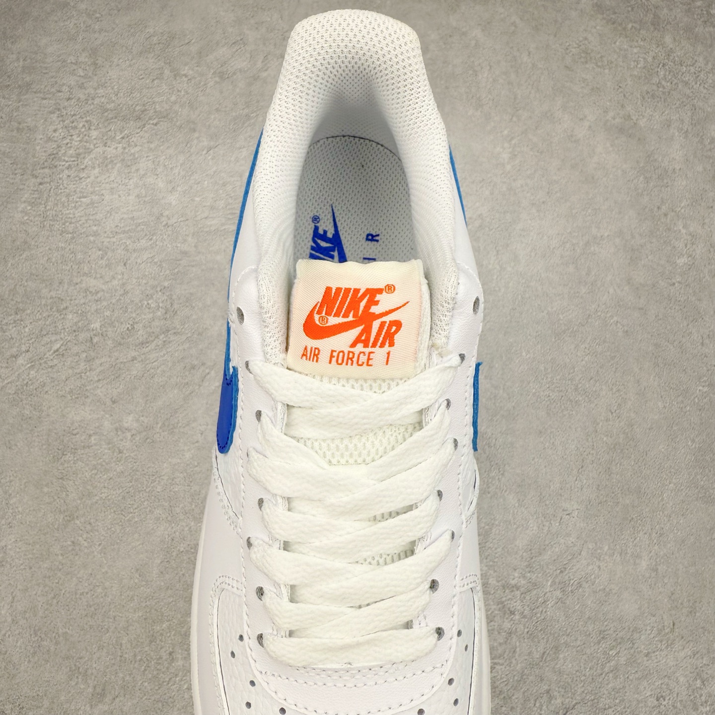 图片[5]-＃XT纯原 NK Air Force 1´07 Low 空军一号低帮百搭休闲运动板鞋 FD0667-100 顶级批次 2022全新楦头鞋型 鱼鳞大底 历时开发三个月 清洁度完美 二维码鞋标 内置芯片及solo气垫 大底高度及其弧度依照正品 钢印 logo刺绣 鞋口弧度 鞋头长度 鞋面冲孔 鞋垫背胶及钢印 完美鞋型对比正品 每一处都是细节满满 柔软、弹性十足的缓震性能和出色的中底设计 横跨复古与现代的外型结合 造就出风靡全球 三十多年的Force 1 直到今天还深受青睐 实拍调校N版已经零色差零失真 百分百还原实物色彩所见即所得 不存在货不对板色差等低级问题 选购参考实物拍摄 不混卖不参货 只用心做好货严格选品 承诺混一赔十 尺码：36 36.5 37.5 38 38.5 39 40 40.5 41 42 42.5 43 44 44.5 45-选品中心