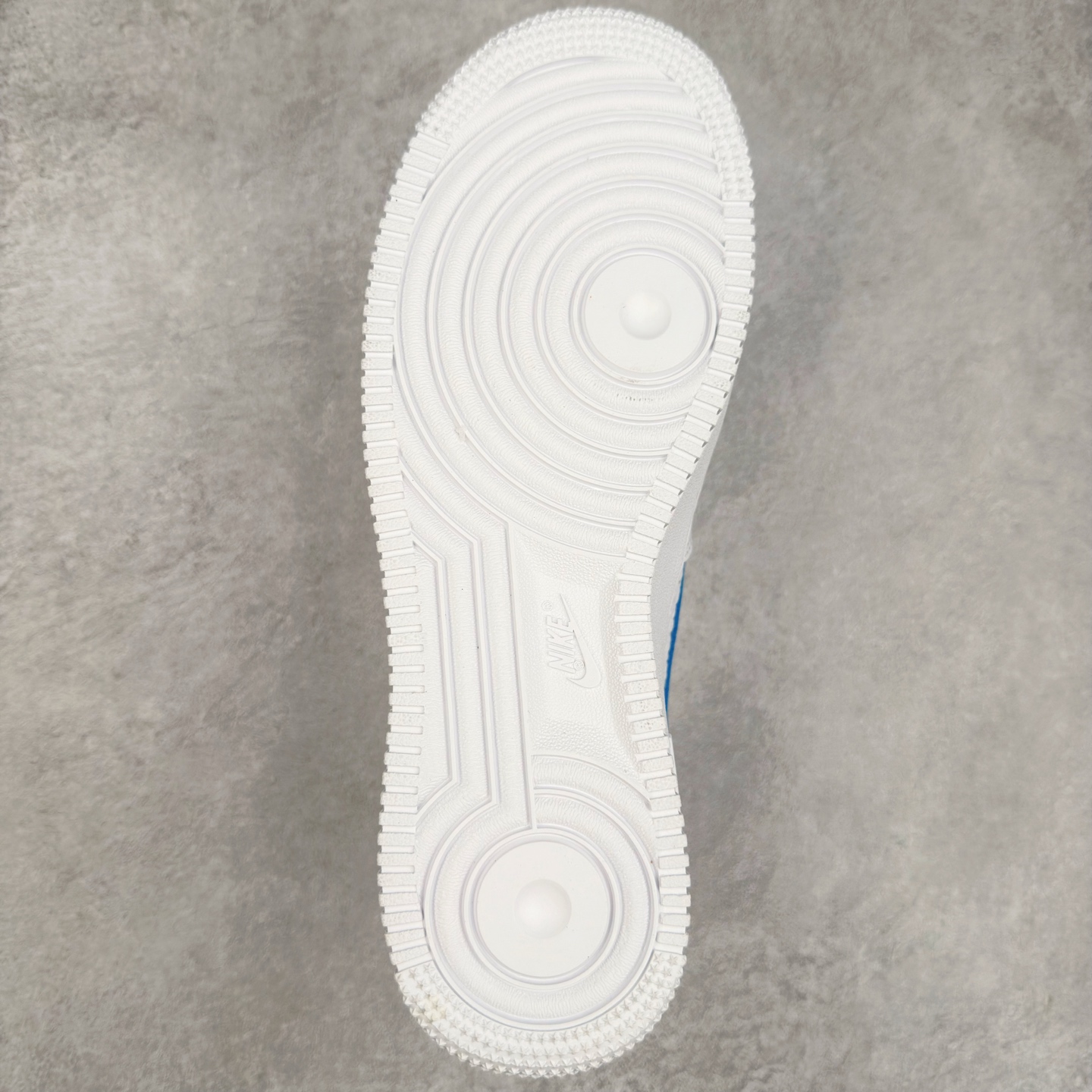 图片[8]-＃XT纯原 NK Air Force 1´07 Low 空军一号低帮百搭休闲运动板鞋 FD0667-100 顶级批次 2022全新楦头鞋型 鱼鳞大底 历时开发三个月 清洁度完美 二维码鞋标 内置芯片及solo气垫 大底高度及其弧度依照正品 钢印 logo刺绣 鞋口弧度 鞋头长度 鞋面冲孔 鞋垫背胶及钢印 完美鞋型对比正品 每一处都是细节满满 柔软、弹性十足的缓震性能和出色的中底设计 横跨复古与现代的外型结合 造就出风靡全球 三十多年的Force 1 直到今天还深受青睐 实拍调校N版已经零色差零失真 百分百还原实物色彩所见即所得 不存在货不对板色差等低级问题 选购参考实物拍摄 不混卖不参货 只用心做好货严格选品 承诺混一赔十 尺码：36 36.5 37.5 38 38.5 39 40 40.5 41 42 42.5 43 44 44.5 45-选品中心