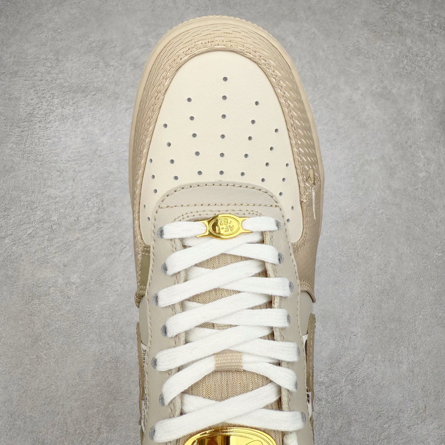 图片[4]-＃XT纯原 NK Air Force 1´07 Low 空军一号低帮百搭休闲运动板鞋 DX6061-122 顶级批次 2022全新楦头鞋型 鱼鳞大底 历时开发三个月 清洁度完美 二维码鞋标 内置芯片及solo气垫 大底高度及其弧度依照正品 钢印 logo刺绣 鞋口弧度 鞋头长度 鞋面冲孔 鞋垫背胶及钢印 完美鞋型对比正品 每一处都是细节满满 柔软、弹性十足的缓震性能和出色的中底设计 横跨复古与现代的外型结合 造就出风靡全球 三十多年的Force 1 直到今天还深受青睐 实拍调校N版已经零色差零失真 百分百还原实物色彩所见即所得 不存在货不对板色差等低级问题 选购参考实物拍摄 不混卖不参货 只用心做好货严格选品 承诺混一赔十 尺码：36 36.5 37.5 38 38.5 39 40 40.5 41 42 42.5 43 44 44.5 45-选品中心