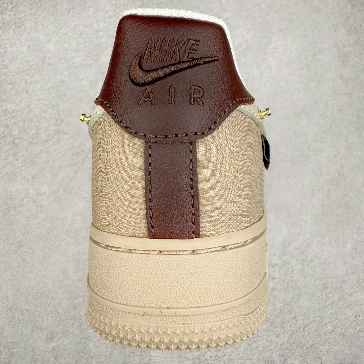 图片[8]-＃XT纯原 NK Air Force 1´07 Low 空军一号低帮百搭休闲运动板鞋 DX6061-122 顶级批次 2022全新楦头鞋型 鱼鳞大底 历时开发三个月 清洁度完美 二维码鞋标 内置芯片及solo气垫 大底高度及其弧度依照正品 钢印 logo刺绣 鞋口弧度 鞋头长度 鞋面冲孔 鞋垫背胶及钢印 完美鞋型对比正品 每一处都是细节满满 柔软、弹性十足的缓震性能和出色的中底设计 横跨复古与现代的外型结合 造就出风靡全球 三十多年的Force 1 直到今天还深受青睐 实拍调校N版已经零色差零失真 百分百还原实物色彩所见即所得 不存在货不对板色差等低级问题 选购参考实物拍摄 不混卖不参货 只用心做好货严格选品 承诺混一赔十 尺码：36 36.5 37.5 38 38.5 39 40 40.5 41 42 42.5 43 44 44.5 45-选品中心