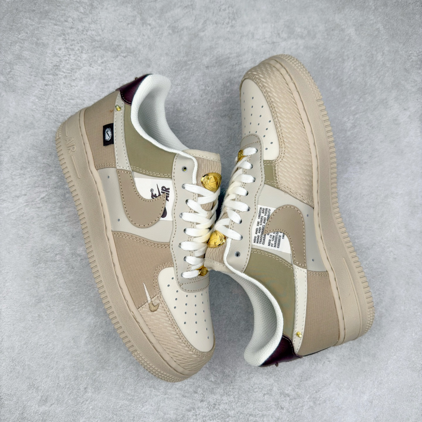 图片[3]-＃XT纯原 NK Air Force 1´07 Low 空军一号低帮百搭休闲运动板鞋 DX6061-122 顶级批次 2022全新楦头鞋型 鱼鳞大底 历时开发三个月 清洁度完美 二维码鞋标 内置芯片及solo气垫 大底高度及其弧度依照正品 钢印 logo刺绣 鞋口弧度 鞋头长度 鞋面冲孔 鞋垫背胶及钢印 完美鞋型对比正品 每一处都是细节满满 柔软、弹性十足的缓震性能和出色的中底设计 横跨复古与现代的外型结合 造就出风靡全球 三十多年的Force 1 直到今天还深受青睐 实拍调校N版已经零色差零失真 百分百还原实物色彩所见即所得 不存在货不对板色差等低级问题 选购参考实物拍摄 不混卖不参货 只用心做好货严格选品 承诺混一赔十 尺码：36 36.5 37.5 38 38.5 39 40 40.5 41 42 42.5 43 44 44.5 45-选品中心