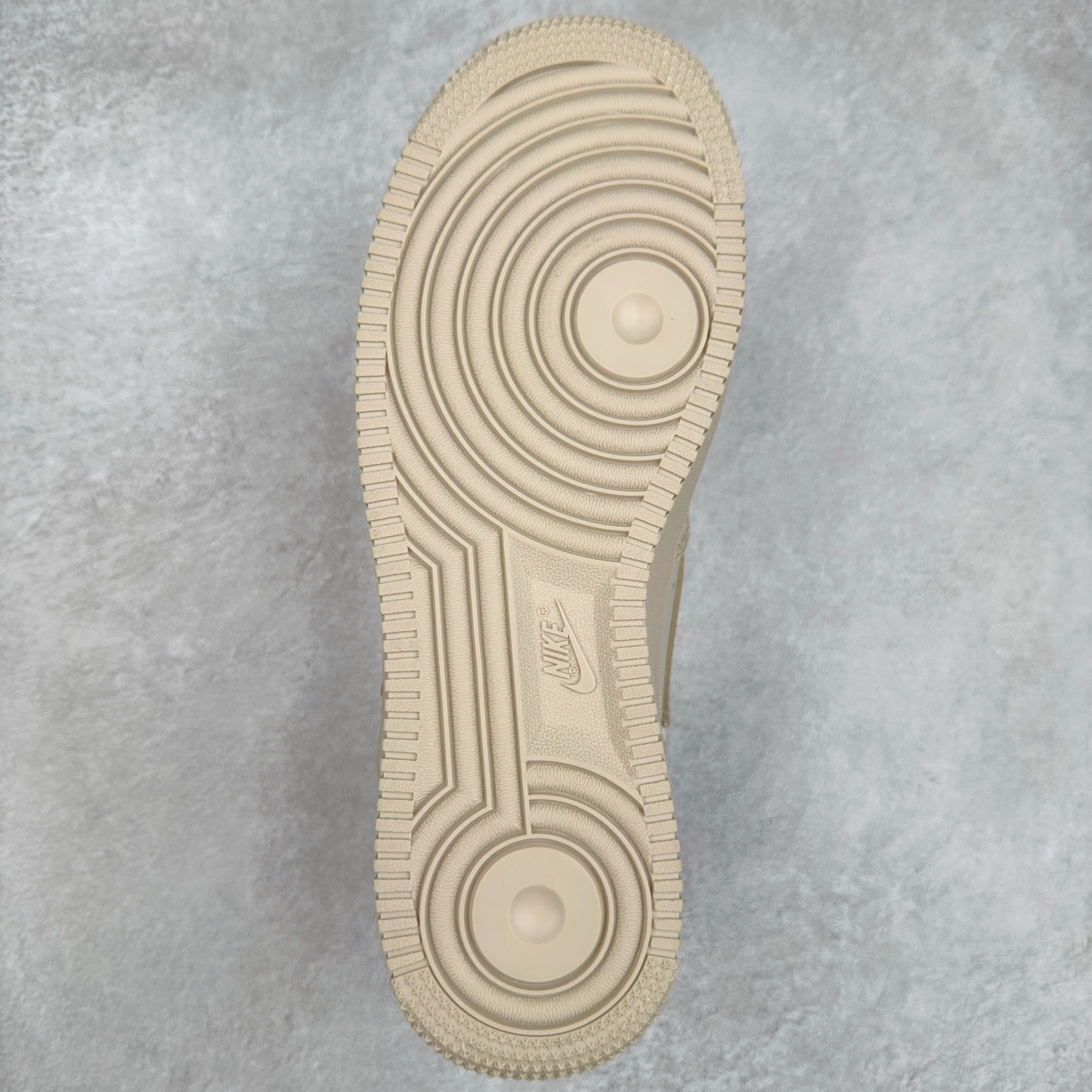 图片[9]-＃XT纯原 NK Air Force 1´07 Low 空军一号低帮百搭休闲运动板鞋 DX6061-122 顶级批次 2022全新楦头鞋型 鱼鳞大底 历时开发三个月 清洁度完美 二维码鞋标 内置芯片及solo气垫 大底高度及其弧度依照正品 钢印 logo刺绣 鞋口弧度 鞋头长度 鞋面冲孔 鞋垫背胶及钢印 完美鞋型对比正品 每一处都是细节满满 柔软、弹性十足的缓震性能和出色的中底设计 横跨复古与现代的外型结合 造就出风靡全球 三十多年的Force 1 直到今天还深受青睐 实拍调校N版已经零色差零失真 百分百还原实物色彩所见即所得 不存在货不对板色差等低级问题 选购参考实物拍摄 不混卖不参货 只用心做好货严格选品 承诺混一赔十 尺码：36 36.5 37.5 38 38.5 39 40 40.5 41 42 42.5 43 44 44.5 45-选品中心