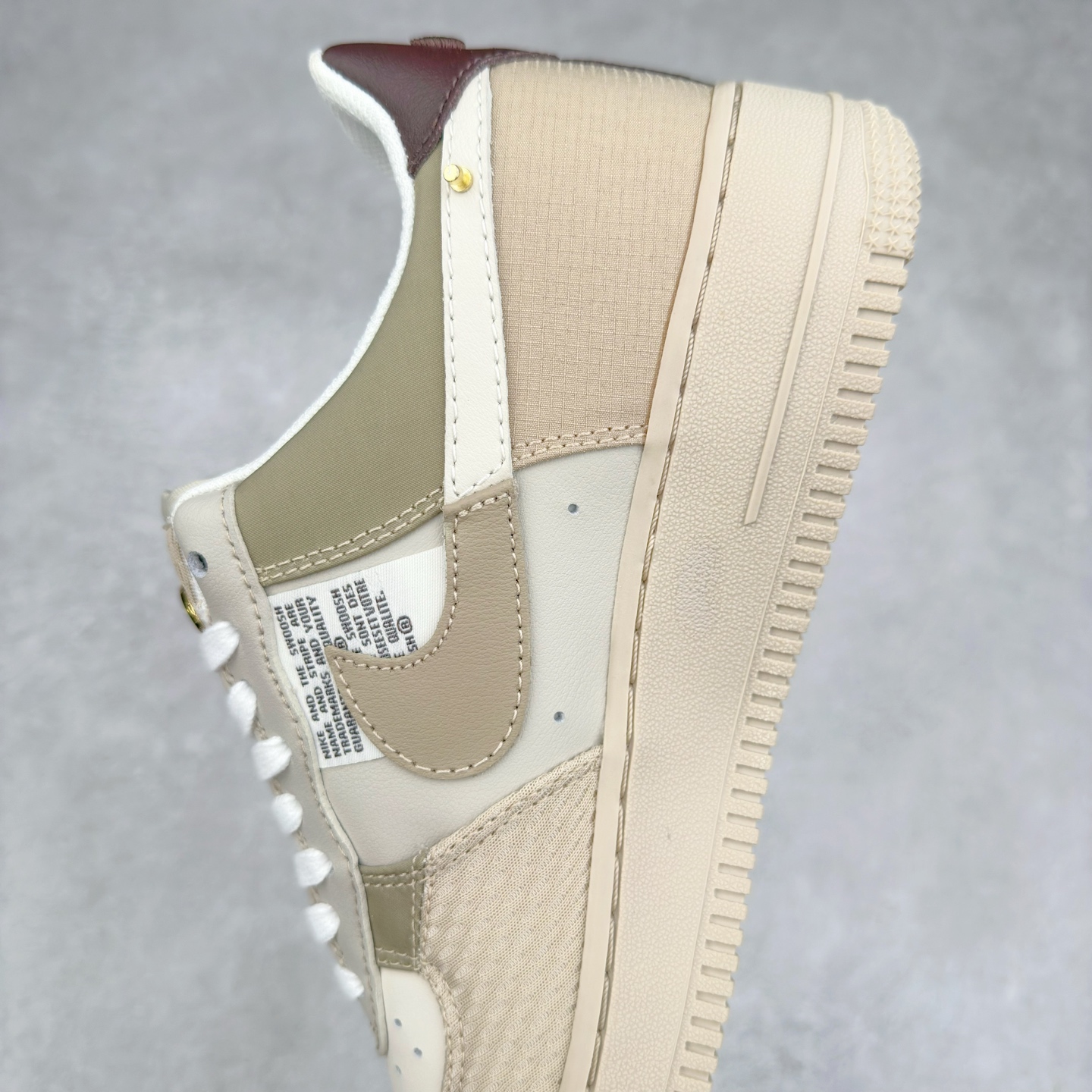 图片[7]-＃XT纯原 NK Air Force 1´07 Low 空军一号低帮百搭休闲运动板鞋 DX6061-122 顶级批次 2022全新楦头鞋型 鱼鳞大底 历时开发三个月 清洁度完美 二维码鞋标 内置芯片及solo气垫 大底高度及其弧度依照正品 钢印 logo刺绣 鞋口弧度 鞋头长度 鞋面冲孔 鞋垫背胶及钢印 完美鞋型对比正品 每一处都是细节满满 柔软、弹性十足的缓震性能和出色的中底设计 横跨复古与现代的外型结合 造就出风靡全球 三十多年的Force 1 直到今天还深受青睐 实拍调校N版已经零色差零失真 百分百还原实物色彩所见即所得 不存在货不对板色差等低级问题 选购参考实物拍摄 不混卖不参货 只用心做好货严格选品 承诺混一赔十 尺码：36 36.5 37.5 38 38.5 39 40 40.5 41 42 42.5 43 44 44.5 45-选品中心