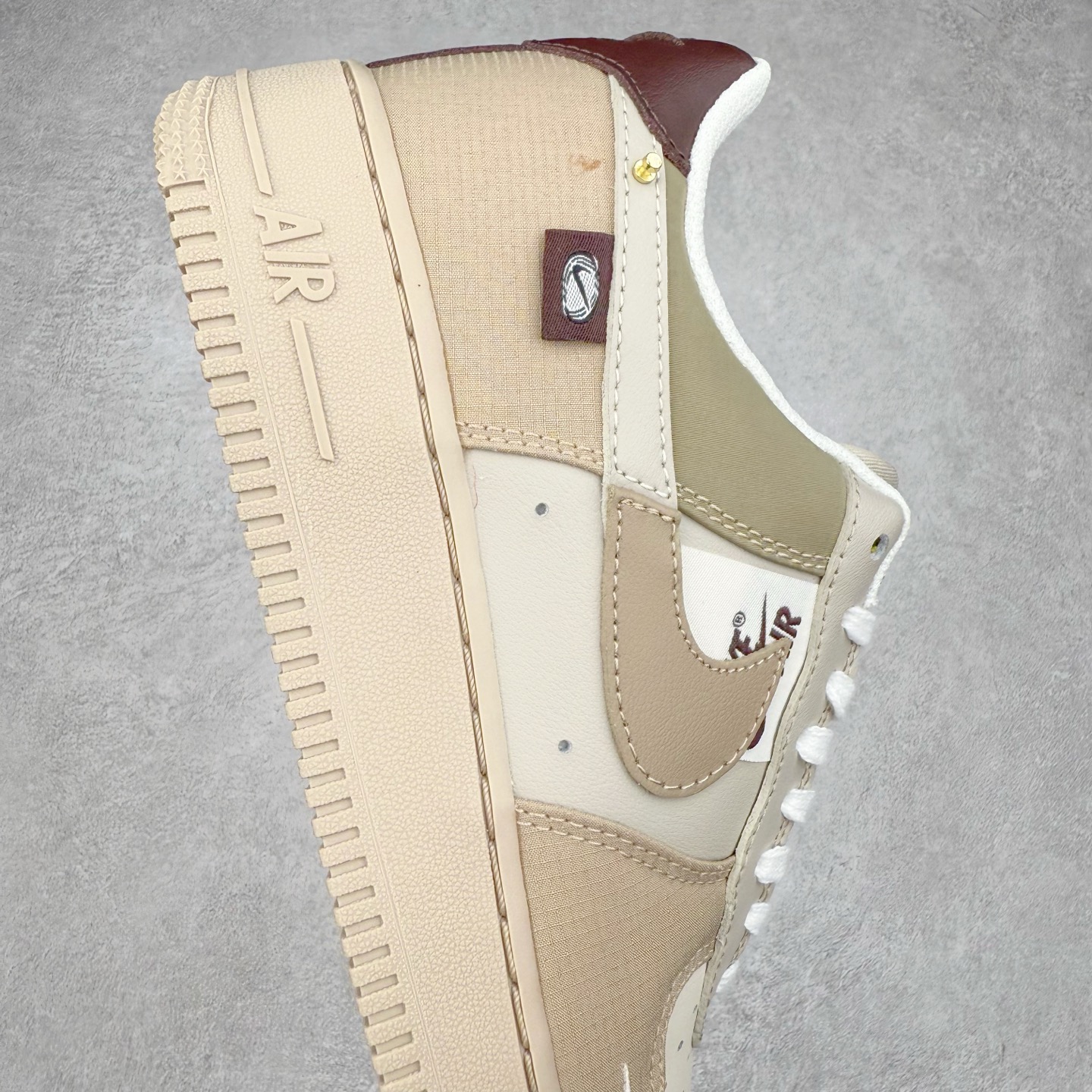 图片[6]-＃XT纯原 NK Air Force 1´07 Low 空军一号低帮百搭休闲运动板鞋 DX6061-122 顶级批次 2022全新楦头鞋型 鱼鳞大底 历时开发三个月 清洁度完美 二维码鞋标 内置芯片及solo气垫 大底高度及其弧度依照正品 钢印 logo刺绣 鞋口弧度 鞋头长度 鞋面冲孔 鞋垫背胶及钢印 完美鞋型对比正品 每一处都是细节满满 柔软、弹性十足的缓震性能和出色的中底设计 横跨复古与现代的外型结合 造就出风靡全球 三十多年的Force 1 直到今天还深受青睐 实拍调校N版已经零色差零失真 百分百还原实物色彩所见即所得 不存在货不对板色差等低级问题 选购参考实物拍摄 不混卖不参货 只用心做好货严格选品 承诺混一赔十 尺码：36 36.5 37.5 38 38.5 39 40 40.5 41 42 42.5 43 44 44.5 45-选品中心