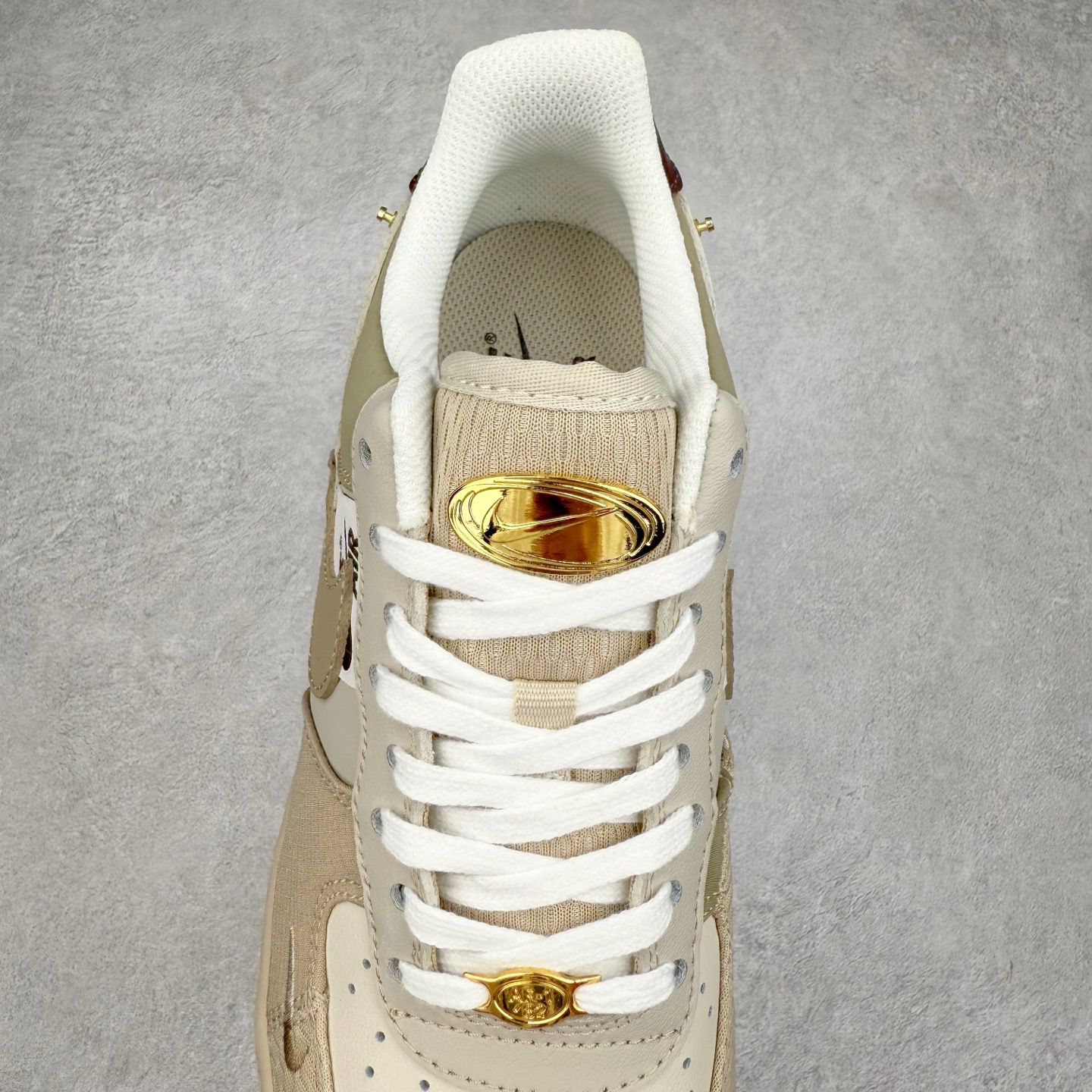 图片[5]-＃XT纯原 NK Air Force 1´07 Low 空军一号低帮百搭休闲运动板鞋 DX6061-122 顶级批次 2022全新楦头鞋型 鱼鳞大底 历时开发三个月 清洁度完美 二维码鞋标 内置芯片及solo气垫 大底高度及其弧度依照正品 钢印 logo刺绣 鞋口弧度 鞋头长度 鞋面冲孔 鞋垫背胶及钢印 完美鞋型对比正品 每一处都是细节满满 柔软、弹性十足的缓震性能和出色的中底设计 横跨复古与现代的外型结合 造就出风靡全球 三十多年的Force 1 直到今天还深受青睐 实拍调校N版已经零色差零失真 百分百还原实物色彩所见即所得 不存在货不对板色差等低级问题 选购参考实物拍摄 不混卖不参货 只用心做好货严格选品 承诺混一赔十 尺码：36 36.5 37.5 38 38.5 39 40 40.5 41 42 42.5 43 44 44.5 45-选品中心