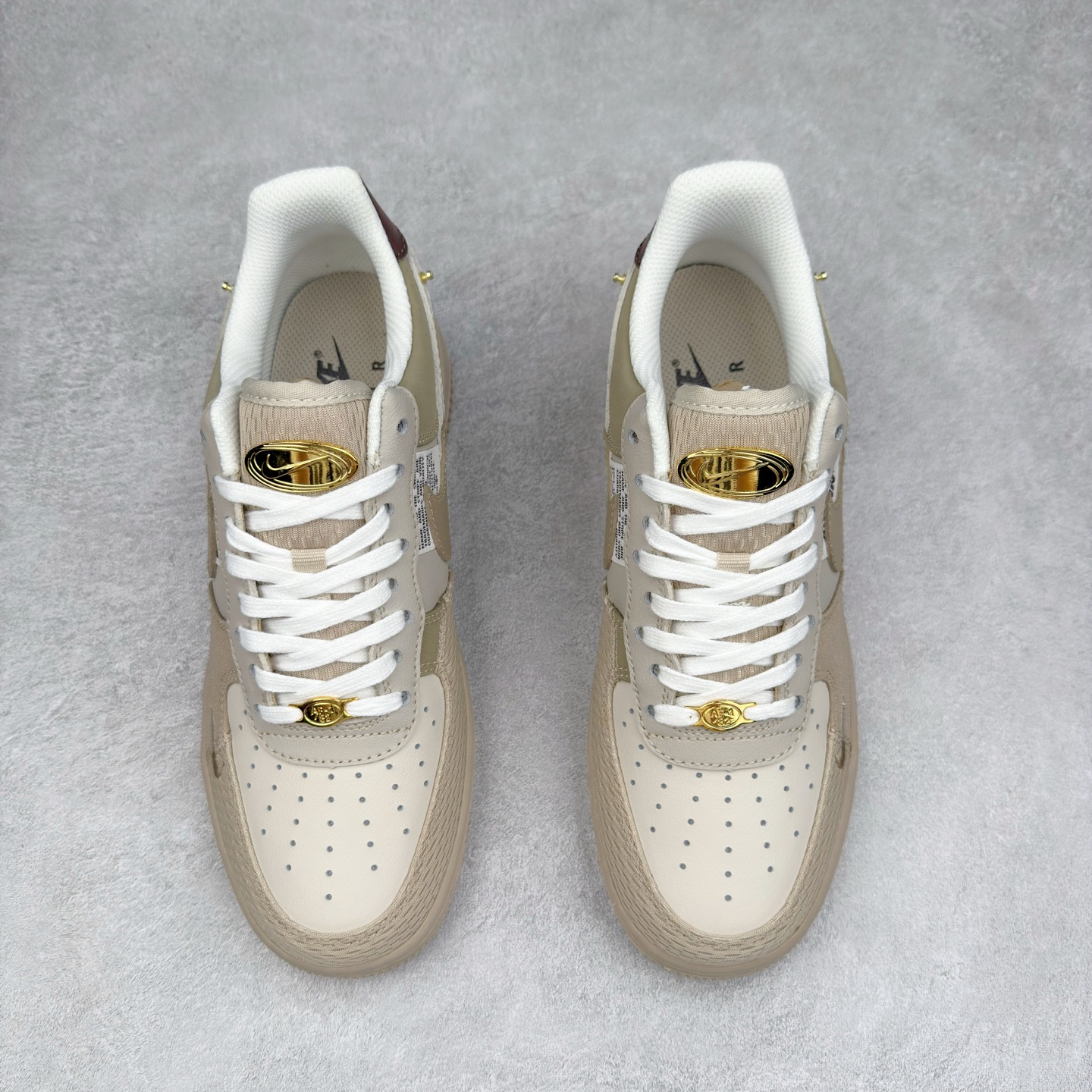 图片[2]-＃XT纯原 NK Air Force 1´07 Low 空军一号低帮百搭休闲运动板鞋 DX6061-122 顶级批次 2022全新楦头鞋型 鱼鳞大底 历时开发三个月 清洁度完美 二维码鞋标 内置芯片及solo气垫 大底高度及其弧度依照正品 钢印 logo刺绣 鞋口弧度 鞋头长度 鞋面冲孔 鞋垫背胶及钢印 完美鞋型对比正品 每一处都是细节满满 柔软、弹性十足的缓震性能和出色的中底设计 横跨复古与现代的外型结合 造就出风靡全球 三十多年的Force 1 直到今天还深受青睐 实拍调校N版已经零色差零失真 百分百还原实物色彩所见即所得 不存在货不对板色差等低级问题 选购参考实物拍摄 不混卖不参货 只用心做好货严格选品 承诺混一赔十 尺码：36 36.5 37.5 38 38.5 39 40 40.5 41 42 42.5 43 44 44.5 45-选品中心