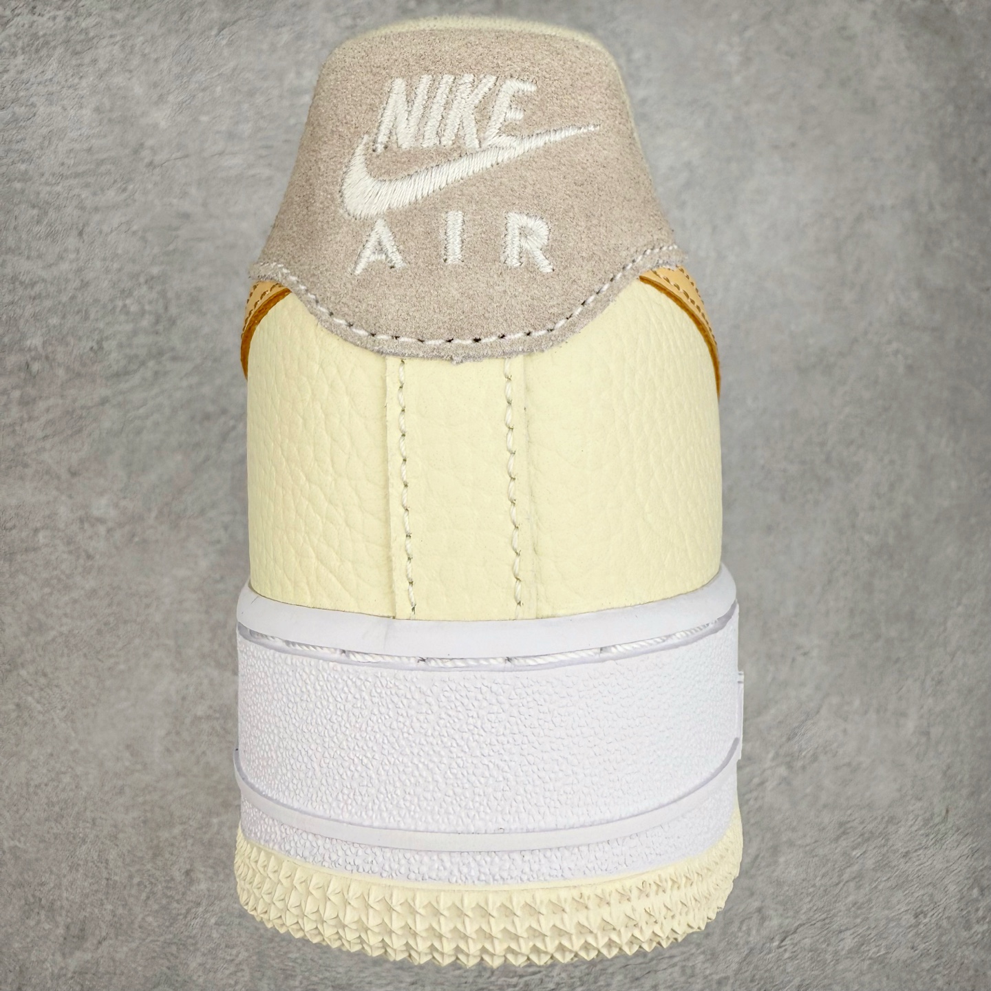 图片[8]-＃XT纯原 NK Air Force 1´07 Low 空军一号低帮百搭休闲运动板鞋 DX8953-100 顶级批次 2022全新楦头鞋型 鱼鳞大底 历时开发三个月 清洁度完美 二维码鞋标 内置芯片及solo气垫 大底高度及其弧度依照正品 钢印 logo刺绣 鞋口弧度 鞋头长度 鞋面冲孔 鞋垫背胶及钢印 完美鞋型对比正品 每一处都是细节满满 柔软、弹性十足的缓震性能和出色的中底设计 横跨复古与现代的外型结合 造就出风靡全球 三十多年的Force 1 直到今天还深受青睐 实拍调校N版已经零色差零失真 百分百还原实物色彩所见即所得 不存在货不对板色差等低级问题 选购参考实物拍摄 不混卖不参货 只用心做好货严格选品 承诺混一赔十 尺码：36 36.5 37.5 38 38.5 39 40 40.5 41 42 42.5 43 44 44.5 45-选品中心