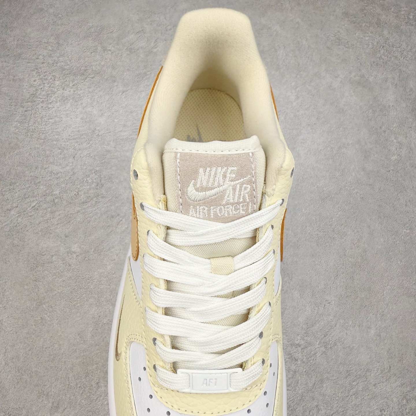 图片[5]-＃XT纯原 NK Air Force 1´07 Low 空军一号低帮百搭休闲运动板鞋 DX8953-100 顶级批次 2022全新楦头鞋型 鱼鳞大底 历时开发三个月 清洁度完美 二维码鞋标 内置芯片及solo气垫 大底高度及其弧度依照正品 钢印 logo刺绣 鞋口弧度 鞋头长度 鞋面冲孔 鞋垫背胶及钢印 完美鞋型对比正品 每一处都是细节满满 柔软、弹性十足的缓震性能和出色的中底设计 横跨复古与现代的外型结合 造就出风靡全球 三十多年的Force 1 直到今天还深受青睐 实拍调校N版已经零色差零失真 百分百还原实物色彩所见即所得 不存在货不对板色差等低级问题 选购参考实物拍摄 不混卖不参货 只用心做好货严格选品 承诺混一赔十 尺码：36 36.5 37.5 38 38.5 39 40 40.5 41 42 42.5 43 44 44.5 45-选品中心