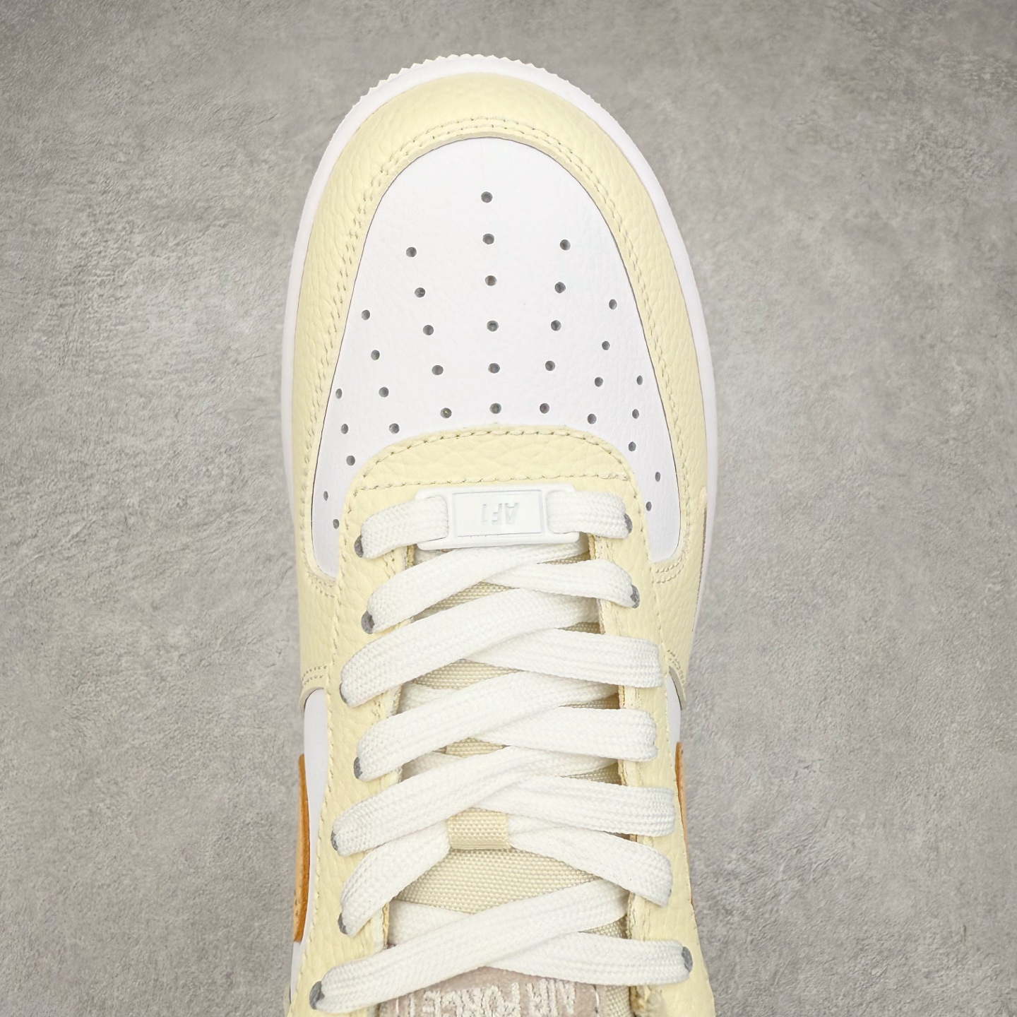 图片[4]-＃XT纯原 NK Air Force 1´07 Low 空军一号低帮百搭休闲运动板鞋 DX8953-100 顶级批次 2022全新楦头鞋型 鱼鳞大底 历时开发三个月 清洁度完美 二维码鞋标 内置芯片及solo气垫 大底高度及其弧度依照正品 钢印 logo刺绣 鞋口弧度 鞋头长度 鞋面冲孔 鞋垫背胶及钢印 完美鞋型对比正品 每一处都是细节满满 柔软、弹性十足的缓震性能和出色的中底设计 横跨复古与现代的外型结合 造就出风靡全球 三十多年的Force 1 直到今天还深受青睐 实拍调校N版已经零色差零失真 百分百还原实物色彩所见即所得 不存在货不对板色差等低级问题 选购参考实物拍摄 不混卖不参货 只用心做好货严格选品 承诺混一赔十 尺码：36 36.5 37.5 38 38.5 39 40 40.5 41 42 42.5 43 44 44.5 45-选品中心