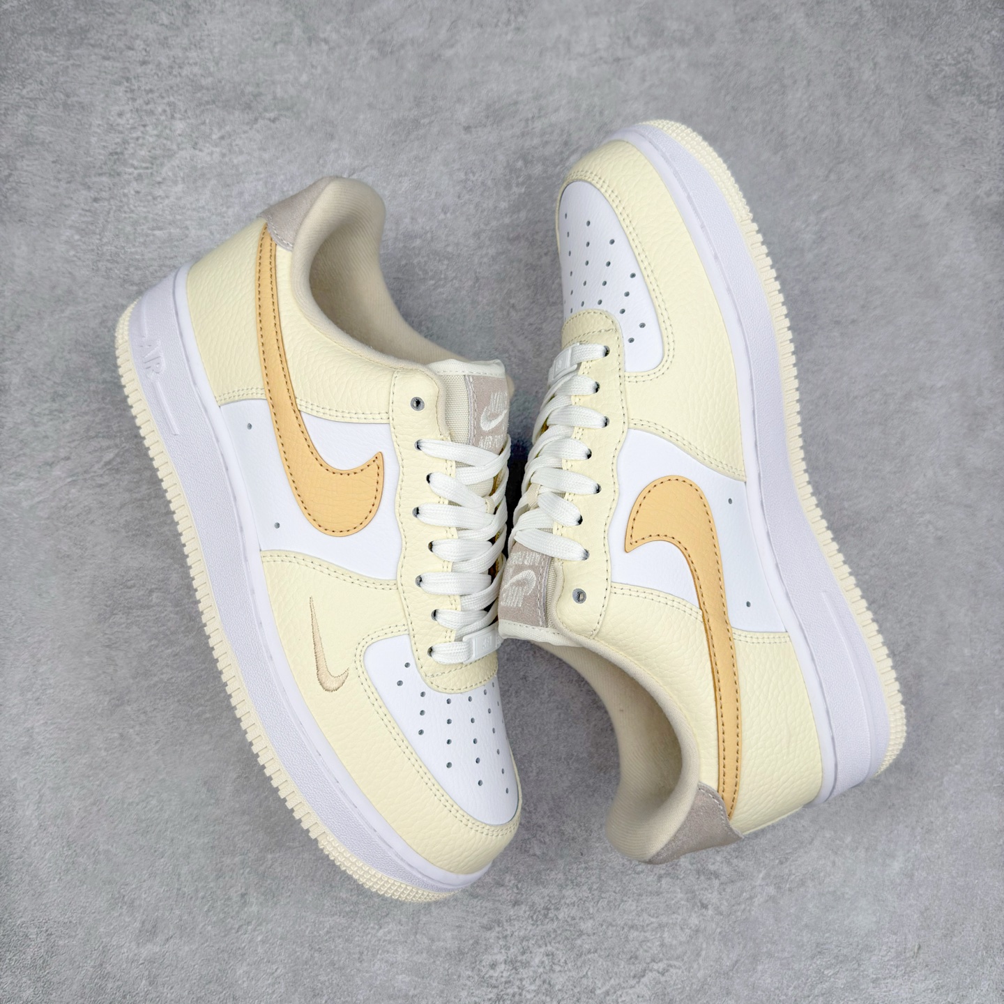 图片[3]-＃XT纯原 NK Air Force 1´07 Low 空军一号低帮百搭休闲运动板鞋 DX8953-100 顶级批次 2022全新楦头鞋型 鱼鳞大底 历时开发三个月 清洁度完美 二维码鞋标 内置芯片及solo气垫 大底高度及其弧度依照正品 钢印 logo刺绣 鞋口弧度 鞋头长度 鞋面冲孔 鞋垫背胶及钢印 完美鞋型对比正品 每一处都是细节满满 柔软、弹性十足的缓震性能和出色的中底设计 横跨复古与现代的外型结合 造就出风靡全球 三十多年的Force 1 直到今天还深受青睐 实拍调校N版已经零色差零失真 百分百还原实物色彩所见即所得 不存在货不对板色差等低级问题 选购参考实物拍摄 不混卖不参货 只用心做好货严格选品 承诺混一赔十 尺码：36 36.5 37.5 38 38.5 39 40 40.5 41 42 42.5 43 44 44.5 45-选品中心