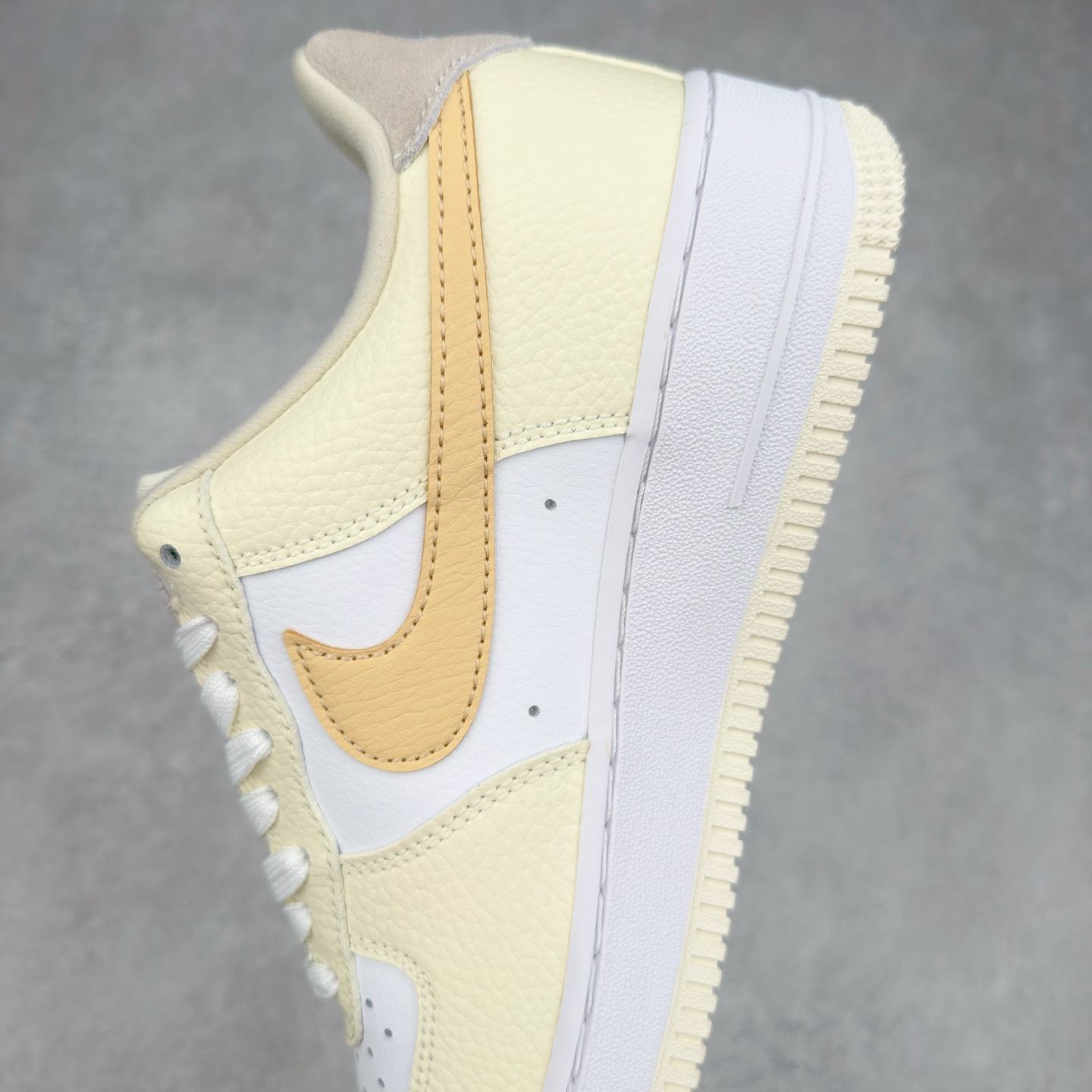 图片[7]-＃XT纯原 NK Air Force 1´07 Low 空军一号低帮百搭休闲运动板鞋 DX8953-100 顶级批次 2022全新楦头鞋型 鱼鳞大底 历时开发三个月 清洁度完美 二维码鞋标 内置芯片及solo气垫 大底高度及其弧度依照正品 钢印 logo刺绣 鞋口弧度 鞋头长度 鞋面冲孔 鞋垫背胶及钢印 完美鞋型对比正品 每一处都是细节满满 柔软、弹性十足的缓震性能和出色的中底设计 横跨复古与现代的外型结合 造就出风靡全球 三十多年的Force 1 直到今天还深受青睐 实拍调校N版已经零色差零失真 百分百还原实物色彩所见即所得 不存在货不对板色差等低级问题 选购参考实物拍摄 不混卖不参货 只用心做好货严格选品 承诺混一赔十 尺码：36 36.5 37.5 38 38.5 39 40 40.5 41 42 42.5 43 44 44.5 45-选品中心