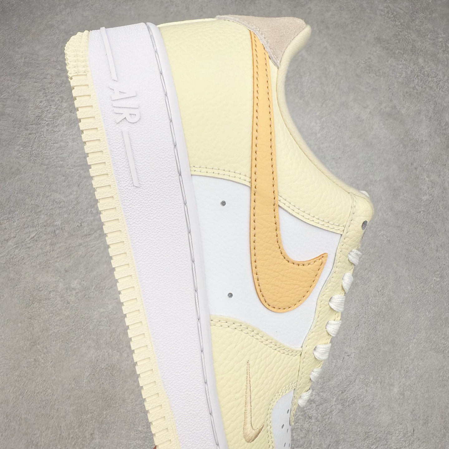 图片[6]-＃XT纯原 NK Air Force 1´07 Low 空军一号低帮百搭休闲运动板鞋 DX8953-100 顶级批次 2022全新楦头鞋型 鱼鳞大底 历时开发三个月 清洁度完美 二维码鞋标 内置芯片及solo气垫 大底高度及其弧度依照正品 钢印 logo刺绣 鞋口弧度 鞋头长度 鞋面冲孔 鞋垫背胶及钢印 完美鞋型对比正品 每一处都是细节满满 柔软、弹性十足的缓震性能和出色的中底设计 横跨复古与现代的外型结合 造就出风靡全球 三十多年的Force 1 直到今天还深受青睐 实拍调校N版已经零色差零失真 百分百还原实物色彩所见即所得 不存在货不对板色差等低级问题 选购参考实物拍摄 不混卖不参货 只用心做好货严格选品 承诺混一赔十 尺码：36 36.5 37.5 38 38.5 39 40 40.5 41 42 42.5 43 44 44.5 45-选品中心