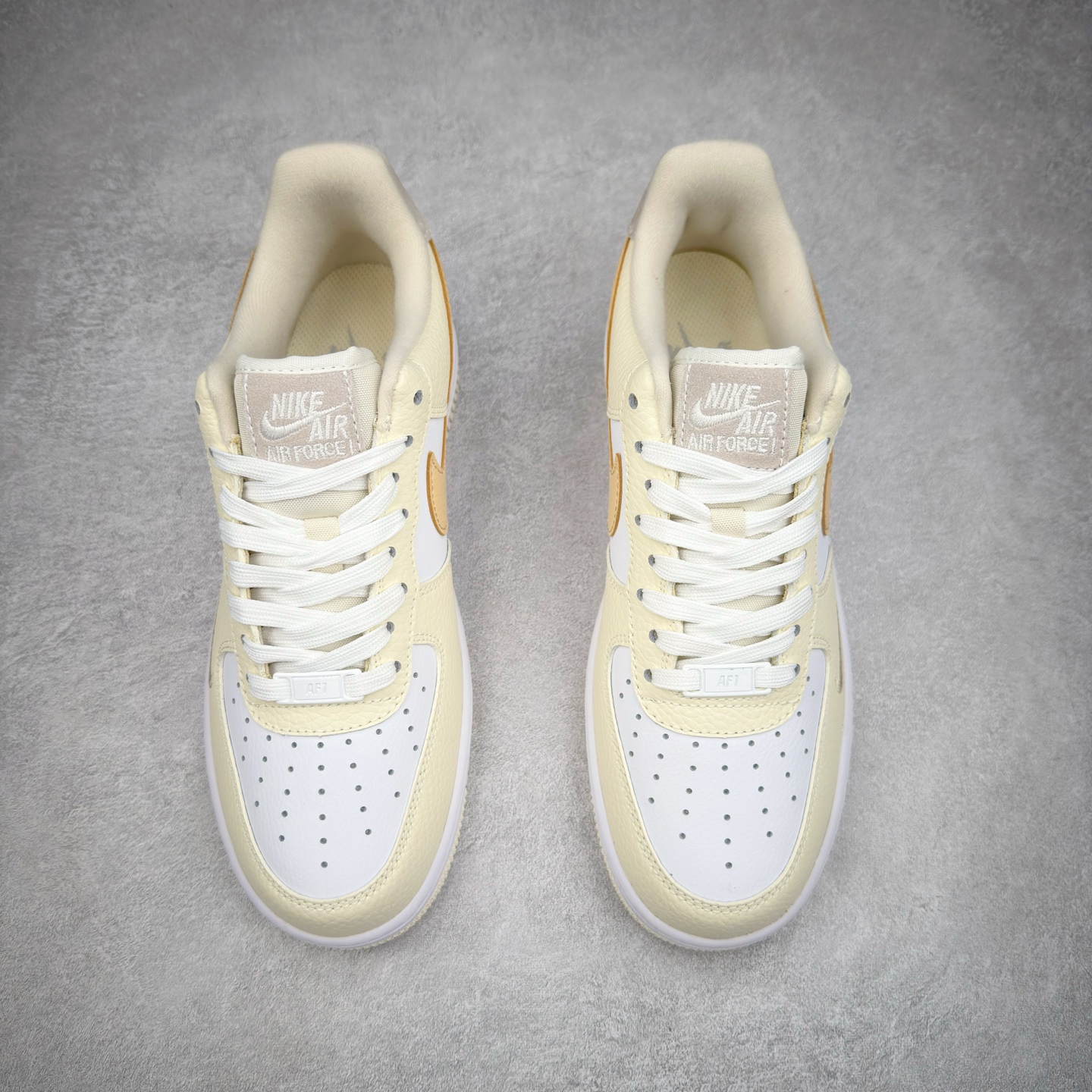 图片[2]-＃XT纯原 NK Air Force 1´07 Low 空军一号低帮百搭休闲运动板鞋 DX8953-100 顶级批次 2022全新楦头鞋型 鱼鳞大底 历时开发三个月 清洁度完美 二维码鞋标 内置芯片及solo气垫 大底高度及其弧度依照正品 钢印 logo刺绣 鞋口弧度 鞋头长度 鞋面冲孔 鞋垫背胶及钢印 完美鞋型对比正品 每一处都是细节满满 柔软、弹性十足的缓震性能和出色的中底设计 横跨复古与现代的外型结合 造就出风靡全球 三十多年的Force 1 直到今天还深受青睐 实拍调校N版已经零色差零失真 百分百还原实物色彩所见即所得 不存在货不对板色差等低级问题 选购参考实物拍摄 不混卖不参货 只用心做好货严格选品 承诺混一赔十 尺码：36 36.5 37.5 38 38.5 39 40 40.5 41 42 42.5 43 44 44.5 45-选品中心