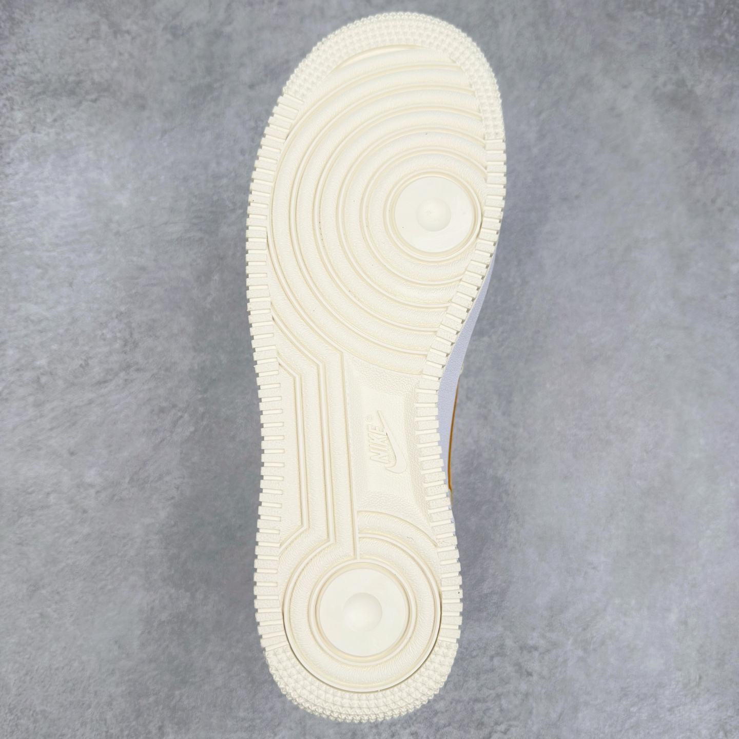 图片[9]-＃XT纯原 NK Air Force 1´07 Low 空军一号低帮百搭休闲运动板鞋 DX8953-100 顶级批次 2022全新楦头鞋型 鱼鳞大底 历时开发三个月 清洁度完美 二维码鞋标 内置芯片及solo气垫 大底高度及其弧度依照正品 钢印 logo刺绣 鞋口弧度 鞋头长度 鞋面冲孔 鞋垫背胶及钢印 完美鞋型对比正品 每一处都是细节满满 柔软、弹性十足的缓震性能和出色的中底设计 横跨复古与现代的外型结合 造就出风靡全球 三十多年的Force 1 直到今天还深受青睐 实拍调校N版已经零色差零失真 百分百还原实物色彩所见即所得 不存在货不对板色差等低级问题 选购参考实物拍摄 不混卖不参货 只用心做好货严格选品 承诺混一赔十 尺码：36 36.5 37.5 38 38.5 39 40 40.5 41 42 42.5 43 44 44.5 45-选品中心