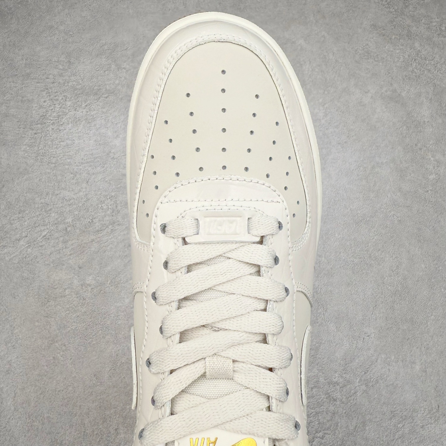 图片[4]-＃XT纯原 NK Air Force 1´07 Low 空军一号低帮百搭休闲运动板鞋 DZ2708-001 顶级批次 2022全新楦头鞋型 鱼鳞大底 历时开发三个月 清洁度完美 二维码鞋标 内置芯片及solo气垫 大底高度及其弧度依照正品 钢印 logo刺绣 鞋口弧度 鞋头长度 鞋面冲孔 鞋垫背胶及钢印 完美鞋型对比正品 每一处都是细节满满 柔软、弹性十足的缓震性能和出色的中底设计 横跨复古与现代的外型结合 造就出风靡全球 三十多年的Force 1 直到今天还深受青睐 实拍调校N版已经零色差零失真 百分百还原实物色彩所见即所得 不存在货不对板色差等低级问题 选购参考实物拍摄 不混卖不参货 只用心做好货严格选品 承诺混一赔十 尺码：36 36.5 37.5 38 38.5 39 40 40.5 41 42 42.5 43 44 44.5 45-选品中心