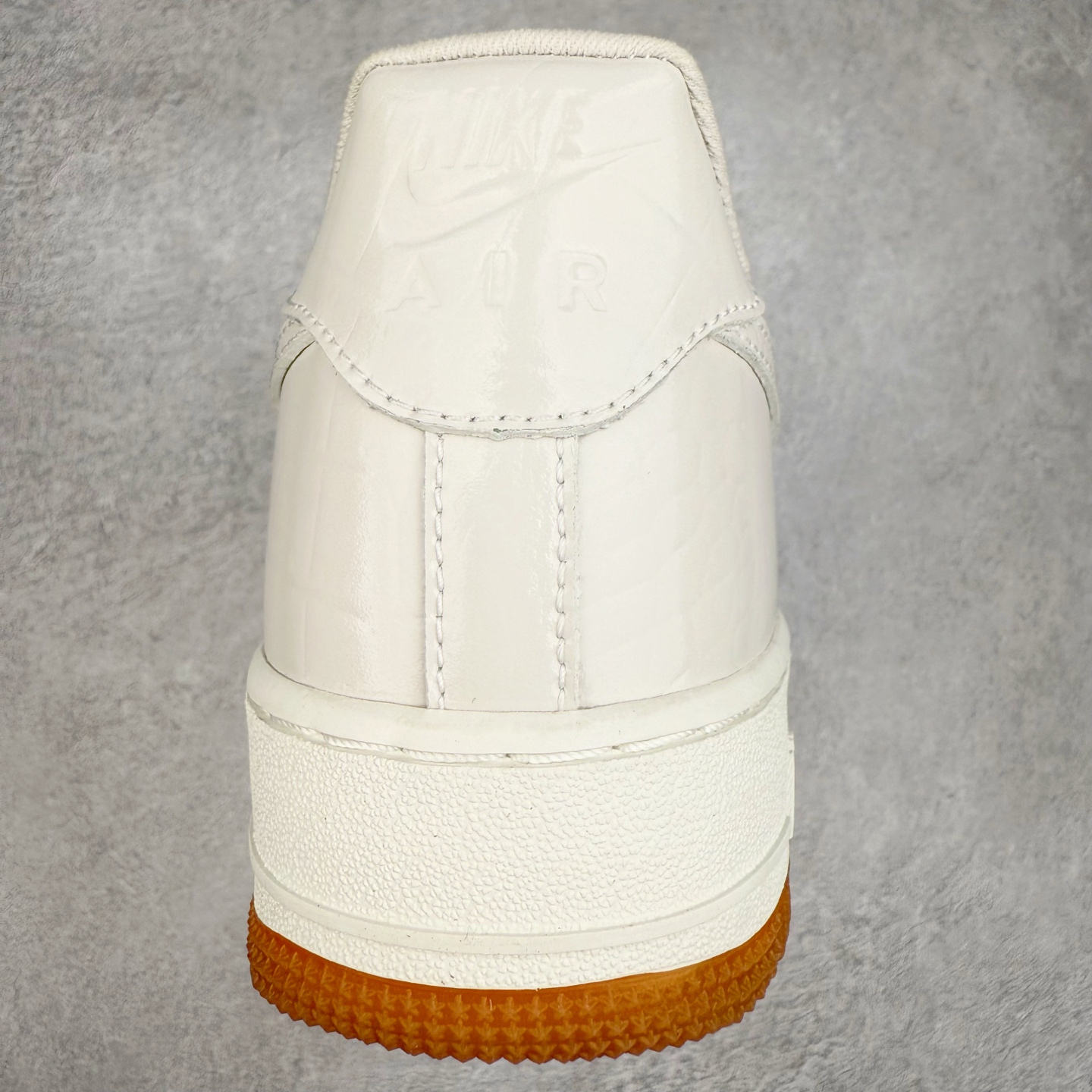 图片[8]-＃XT纯原 NK Air Force 1´07 Low 空军一号低帮百搭休闲运动板鞋 DZ2708-001 顶级批次 2022全新楦头鞋型 鱼鳞大底 历时开发三个月 清洁度完美 二维码鞋标 内置芯片及solo气垫 大底高度及其弧度依照正品 钢印 logo刺绣 鞋口弧度 鞋头长度 鞋面冲孔 鞋垫背胶及钢印 完美鞋型对比正品 每一处都是细节满满 柔软、弹性十足的缓震性能和出色的中底设计 横跨复古与现代的外型结合 造就出风靡全球 三十多年的Force 1 直到今天还深受青睐 实拍调校N版已经零色差零失真 百分百还原实物色彩所见即所得 不存在货不对板色差等低级问题 选购参考实物拍摄 不混卖不参货 只用心做好货严格选品 承诺混一赔十 尺码：36 36.5 37.5 38 38.5 39 40 40.5 41 42 42.5 43 44 44.5 45-选品中心