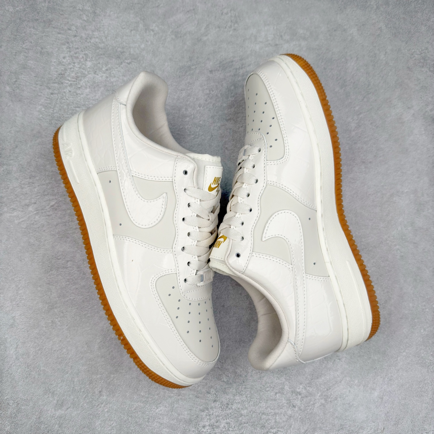 图片[3]-＃XT纯原 NK Air Force 1´07 Low 空军一号低帮百搭休闲运动板鞋 DZ2708-001 顶级批次 2022全新楦头鞋型 鱼鳞大底 历时开发三个月 清洁度完美 二维码鞋标 内置芯片及solo气垫 大底高度及其弧度依照正品 钢印 logo刺绣 鞋口弧度 鞋头长度 鞋面冲孔 鞋垫背胶及钢印 完美鞋型对比正品 每一处都是细节满满 柔软、弹性十足的缓震性能和出色的中底设计 横跨复古与现代的外型结合 造就出风靡全球 三十多年的Force 1 直到今天还深受青睐 实拍调校N版已经零色差零失真 百分百还原实物色彩所见即所得 不存在货不对板色差等低级问题 选购参考实物拍摄 不混卖不参货 只用心做好货严格选品 承诺混一赔十 尺码：36 36.5 37.5 38 38.5 39 40 40.5 41 42 42.5 43 44 44.5 45-选品中心