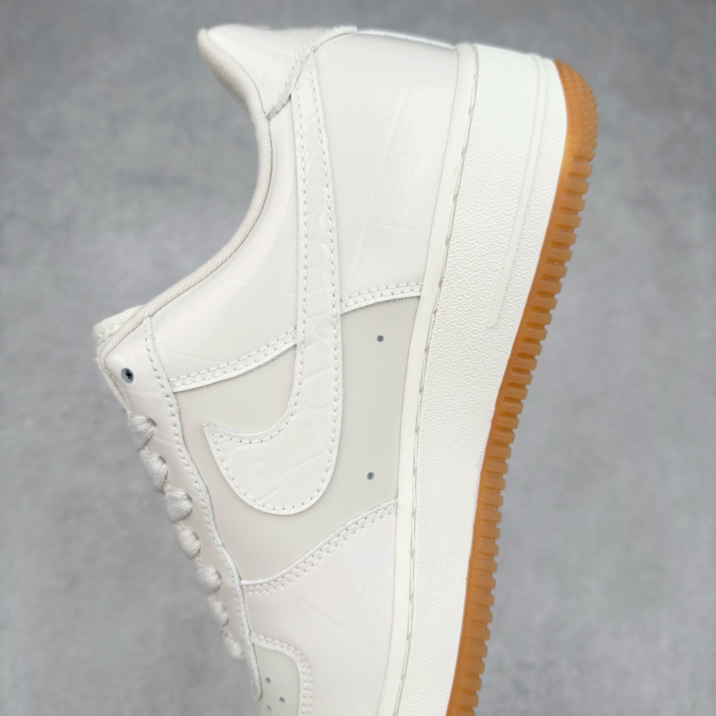 图片[7]-＃XT纯原 NK Air Force 1´07 Low 空军一号低帮百搭休闲运动板鞋 DZ2708-001 顶级批次 2022全新楦头鞋型 鱼鳞大底 历时开发三个月 清洁度完美 二维码鞋标 内置芯片及solo气垫 大底高度及其弧度依照正品 钢印 logo刺绣 鞋口弧度 鞋头长度 鞋面冲孔 鞋垫背胶及钢印 完美鞋型对比正品 每一处都是细节满满 柔软、弹性十足的缓震性能和出色的中底设计 横跨复古与现代的外型结合 造就出风靡全球 三十多年的Force 1 直到今天还深受青睐 实拍调校N版已经零色差零失真 百分百还原实物色彩所见即所得 不存在货不对板色差等低级问题 选购参考实物拍摄 不混卖不参货 只用心做好货严格选品 承诺混一赔十 尺码：36 36.5 37.5 38 38.5 39 40 40.5 41 42 42.5 43 44 44.5 45-选品中心