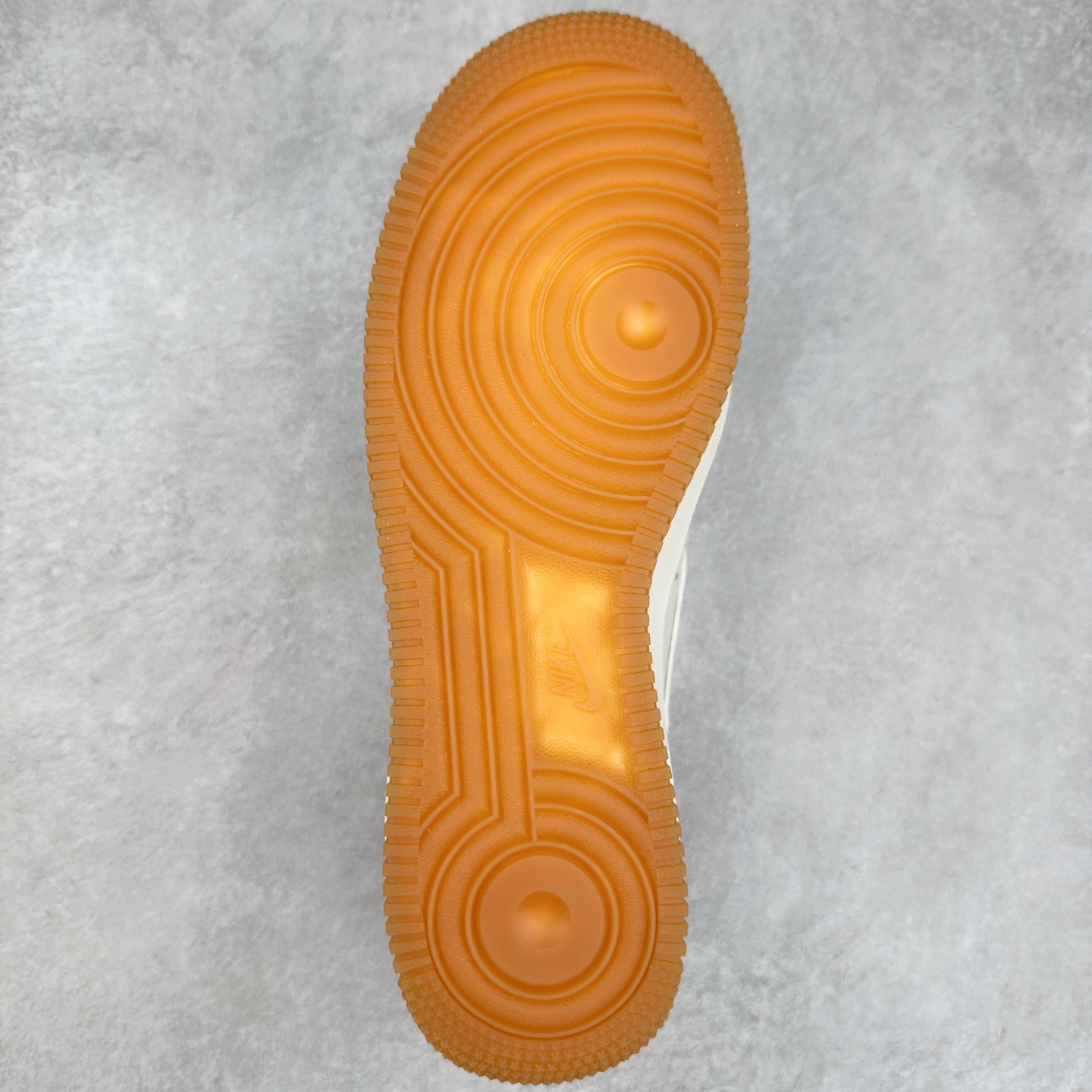 图片[9]-＃XT纯原 NK Air Force 1´07 Low 空军一号低帮百搭休闲运动板鞋 DZ2708-001 顶级批次 2022全新楦头鞋型 鱼鳞大底 历时开发三个月 清洁度完美 二维码鞋标 内置芯片及solo气垫 大底高度及其弧度依照正品 钢印 logo刺绣 鞋口弧度 鞋头长度 鞋面冲孔 鞋垫背胶及钢印 完美鞋型对比正品 每一处都是细节满满 柔软、弹性十足的缓震性能和出色的中底设计 横跨复古与现代的外型结合 造就出风靡全球 三十多年的Force 1 直到今天还深受青睐 实拍调校N版已经零色差零失真 百分百还原实物色彩所见即所得 不存在货不对板色差等低级问题 选购参考实物拍摄 不混卖不参货 只用心做好货严格选品 承诺混一赔十 尺码：36 36.5 37.5 38 38.5 39 40 40.5 41 42 42.5 43 44 44.5 45-选品中心