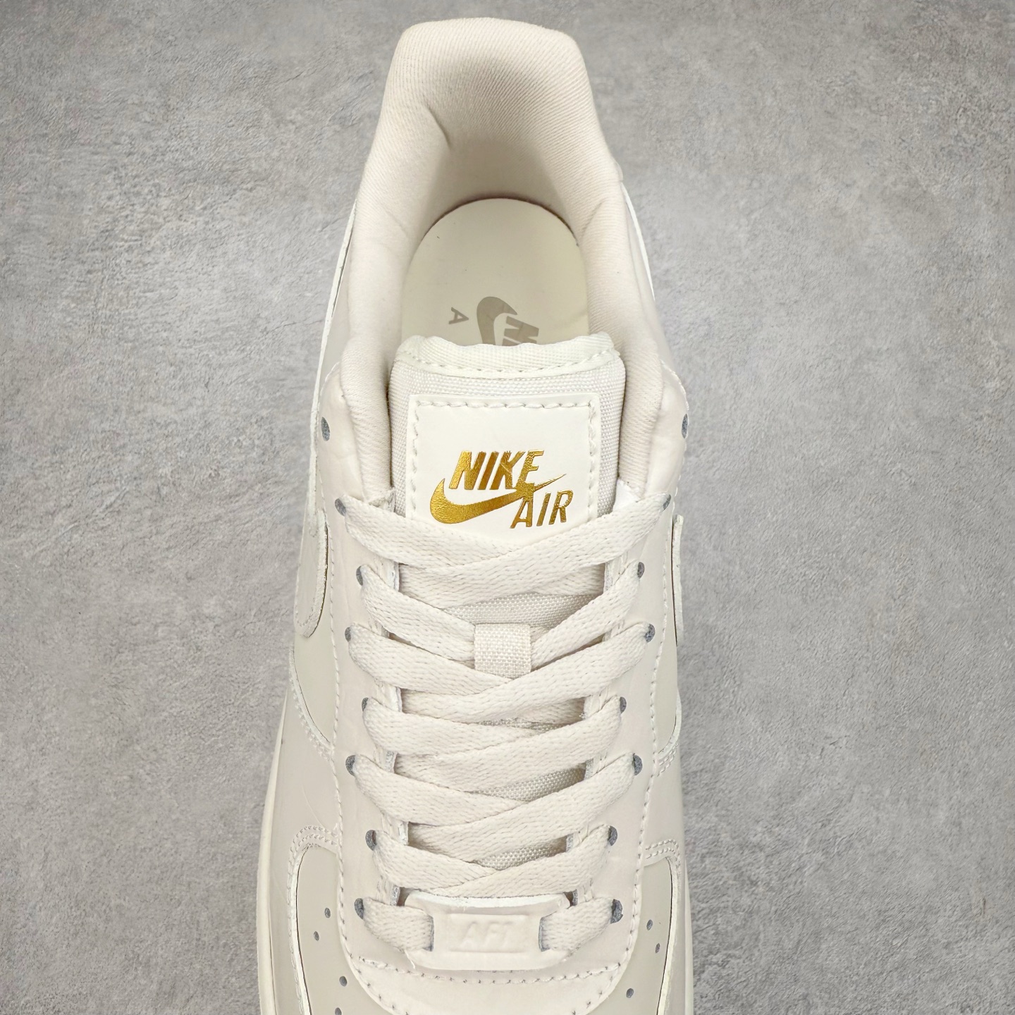 图片[5]-＃XT纯原 NK Air Force 1´07 Low 空军一号低帮百搭休闲运动板鞋 DZ2708-001 顶级批次 2022全新楦头鞋型 鱼鳞大底 历时开发三个月 清洁度完美 二维码鞋标 内置芯片及solo气垫 大底高度及其弧度依照正品 钢印 logo刺绣 鞋口弧度 鞋头长度 鞋面冲孔 鞋垫背胶及钢印 完美鞋型对比正品 每一处都是细节满满 柔软、弹性十足的缓震性能和出色的中底设计 横跨复古与现代的外型结合 造就出风靡全球 三十多年的Force 1 直到今天还深受青睐 实拍调校N版已经零色差零失真 百分百还原实物色彩所见即所得 不存在货不对板色差等低级问题 选购参考实物拍摄 不混卖不参货 只用心做好货严格选品 承诺混一赔十 尺码：36 36.5 37.5 38 38.5 39 40 40.5 41 42 42.5 43 44 44.5 45-选品中心