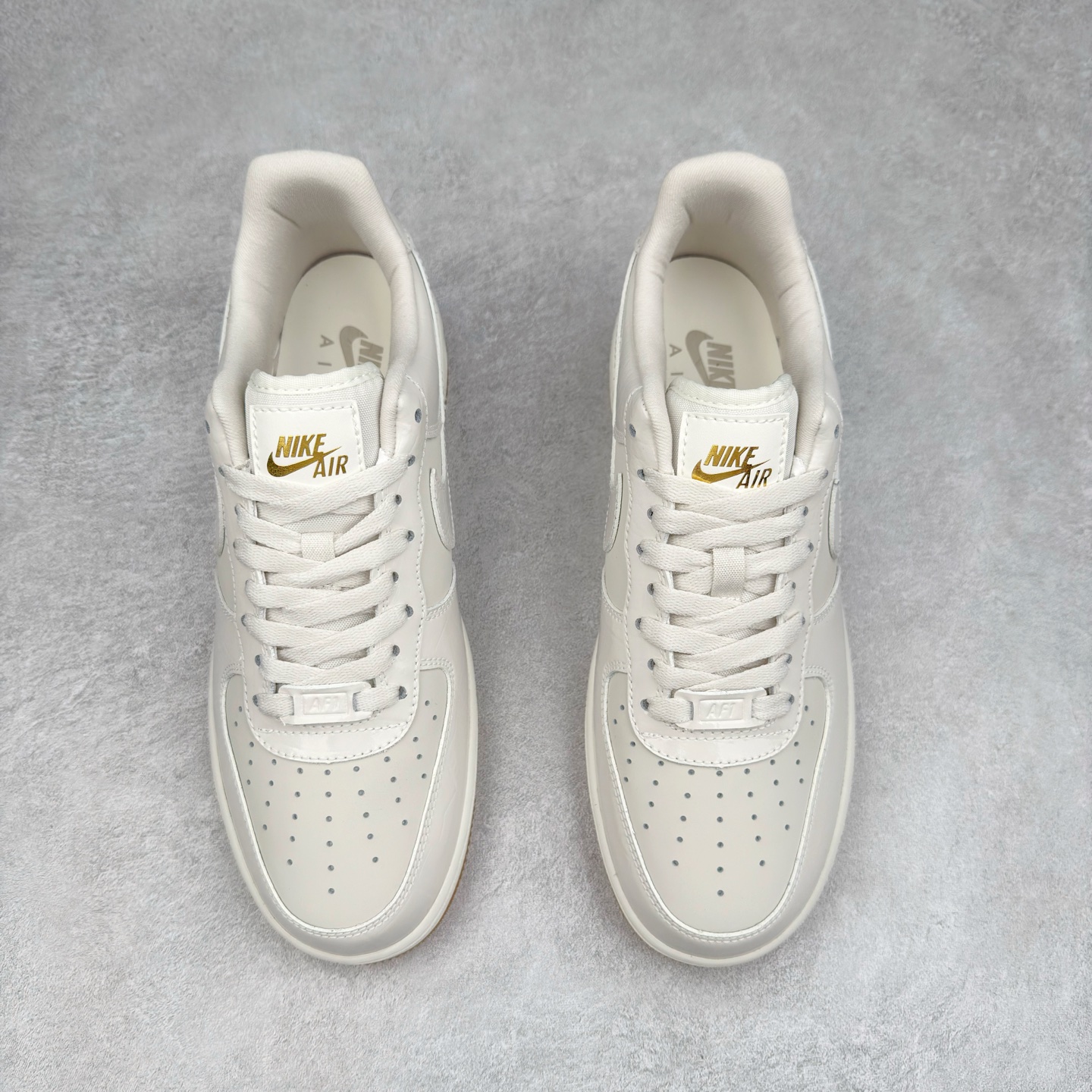 图片[2]-＃XT纯原 NK Air Force 1´07 Low 空军一号低帮百搭休闲运动板鞋 DZ2708-001 顶级批次 2022全新楦头鞋型 鱼鳞大底 历时开发三个月 清洁度完美 二维码鞋标 内置芯片及solo气垫 大底高度及其弧度依照正品 钢印 logo刺绣 鞋口弧度 鞋头长度 鞋面冲孔 鞋垫背胶及钢印 完美鞋型对比正品 每一处都是细节满满 柔软、弹性十足的缓震性能和出色的中底设计 横跨复古与现代的外型结合 造就出风靡全球 三十多年的Force 1 直到今天还深受青睐 实拍调校N版已经零色差零失真 百分百还原实物色彩所见即所得 不存在货不对板色差等低级问题 选购参考实物拍摄 不混卖不参货 只用心做好货严格选品 承诺混一赔十 尺码：36 36.5 37.5 38 38.5 39 40 40.5 41 42 42.5 43 44 44.5 45-选品中心