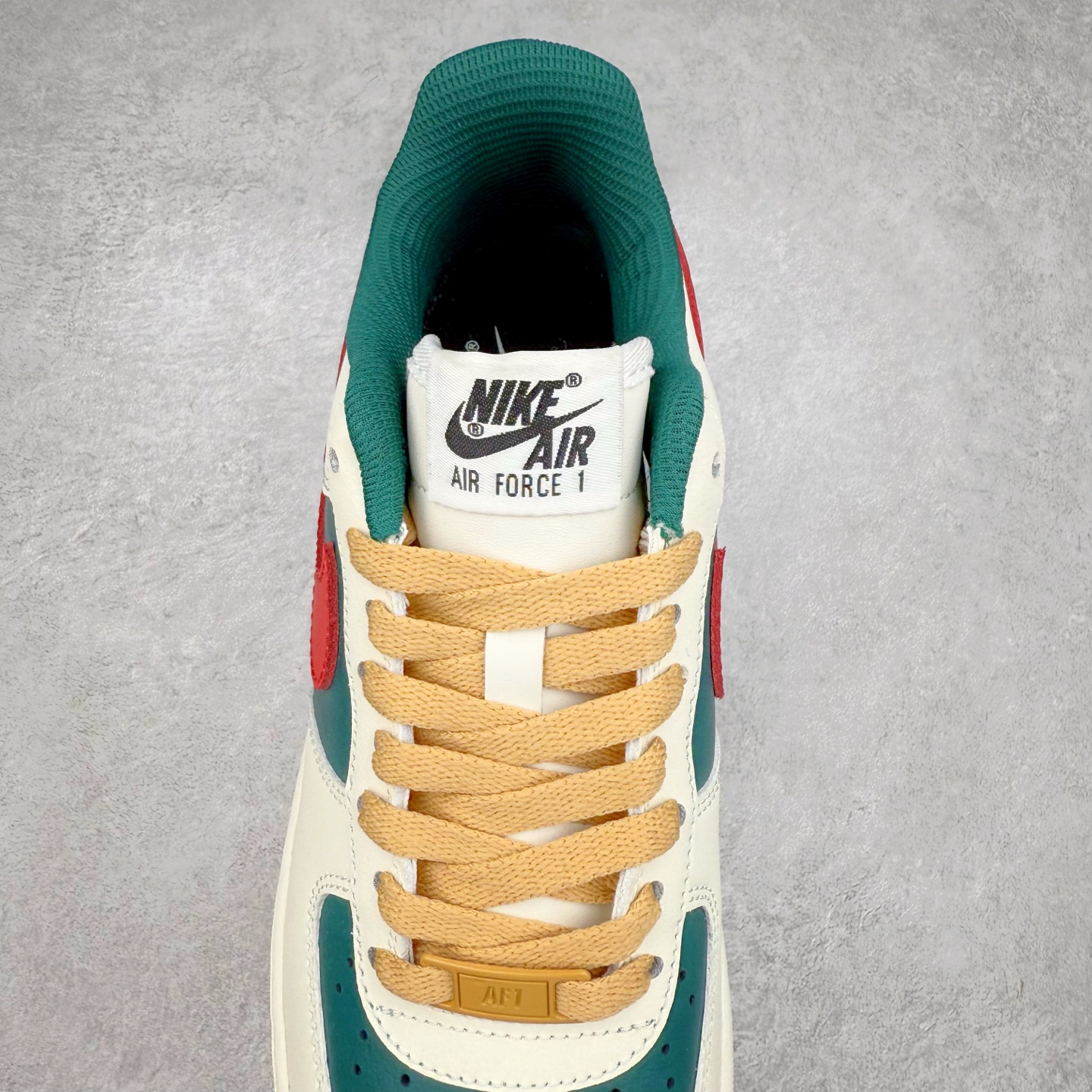 图片[5]-＃XT纯原 NK Air Force 1´07 Low 空军一号低帮百搭休闲运动板鞋 FD9063-163 顶级批次 2022全新楦头鞋型 鱼鳞大底 历时开发三个月 清洁度完美 二维码鞋标 内置芯片及solo气垫 大底高度及其弧度依照正品 钢印 logo刺绣 鞋口弧度 鞋头长度 鞋面冲孔 鞋垫背胶及钢印 完美鞋型对比正品 每一处都是细节满满 柔软、弹性十足的缓震性能和出色的中底设计 横跨复古与现代的外型结合 造就出风靡全球 三十多年的Force 1 直到今天还深受青睐 实拍调校N版已经零色差零失真 百分百还原实物色彩所见即所得 不存在货不对板色差等低级问题 选购参考实物拍摄 不混卖不参货 只用心做好货严格选品 承诺混一赔十 尺码：36 36.5 37.5 38 38.5 39 40 40.5 41 42 42.5 43 44 44.5 45-选品中心