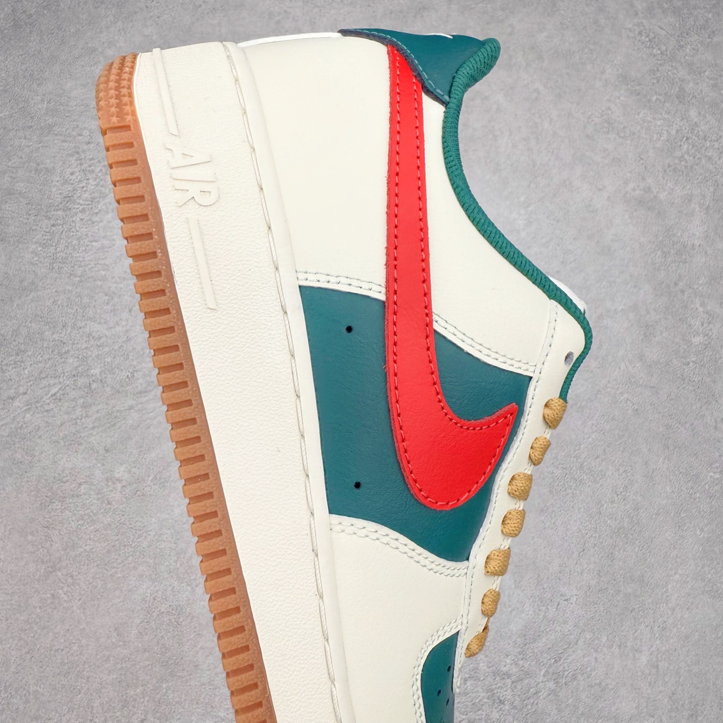 图片[6]-＃XT纯原 NK Air Force 1´07 Low 空军一号低帮百搭休闲运动板鞋 FD9063-163 顶级批次 2022全新楦头鞋型 鱼鳞大底 历时开发三个月 清洁度完美 二维码鞋标 内置芯片及solo气垫 大底高度及其弧度依照正品 钢印 logo刺绣 鞋口弧度 鞋头长度 鞋面冲孔 鞋垫背胶及钢印 完美鞋型对比正品 每一处都是细节满满 柔软、弹性十足的缓震性能和出色的中底设计 横跨复古与现代的外型结合 造就出风靡全球 三十多年的Force 1 直到今天还深受青睐 实拍调校N版已经零色差零失真 百分百还原实物色彩所见即所得 不存在货不对板色差等低级问题 选购参考实物拍摄 不混卖不参货 只用心做好货严格选品 承诺混一赔十 尺码：36 36.5 37.5 38 38.5 39 40 40.5 41 42 42.5 43 44 44.5 45-选品中心