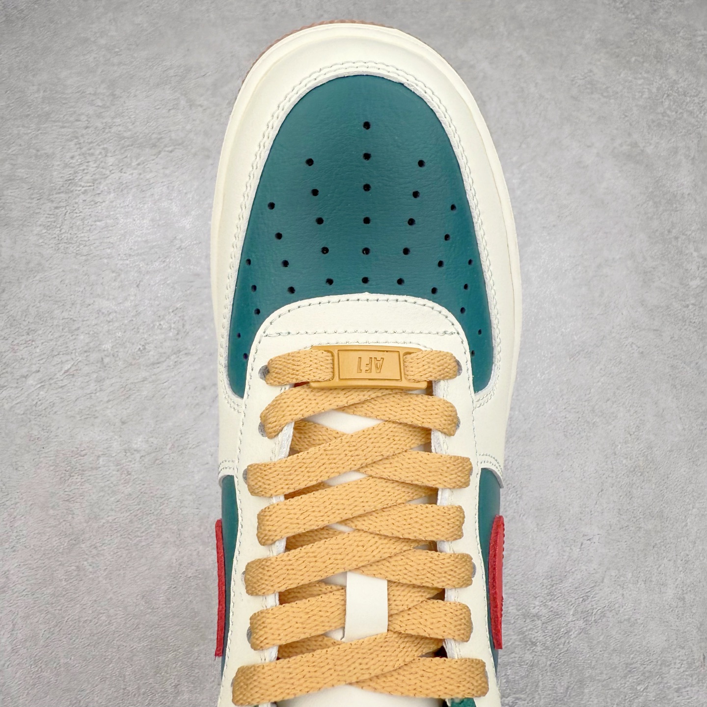 图片[4]-＃XT纯原 NK Air Force 1´07 Low 空军一号低帮百搭休闲运动板鞋 FD9063-163 顶级批次 2022全新楦头鞋型 鱼鳞大底 历时开发三个月 清洁度完美 二维码鞋标 内置芯片及solo气垫 大底高度及其弧度依照正品 钢印 logo刺绣 鞋口弧度 鞋头长度 鞋面冲孔 鞋垫背胶及钢印 完美鞋型对比正品 每一处都是细节满满 柔软、弹性十足的缓震性能和出色的中底设计 横跨复古与现代的外型结合 造就出风靡全球 三十多年的Force 1 直到今天还深受青睐 实拍调校N版已经零色差零失真 百分百还原实物色彩所见即所得 不存在货不对板色差等低级问题 选购参考实物拍摄 不混卖不参货 只用心做好货严格选品 承诺混一赔十 尺码：36 36.5 37.5 38 38.5 39 40 40.5 41 42 42.5 43 44 44.5 45-选品中心