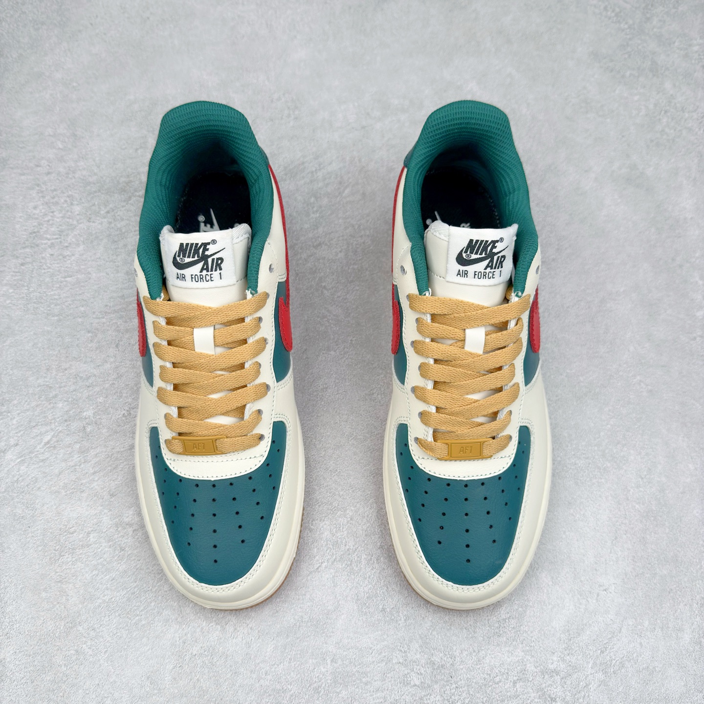 图片[2]-＃XT纯原 NK Air Force 1´07 Low 空军一号低帮百搭休闲运动板鞋 FD9063-163 顶级批次 2022全新楦头鞋型 鱼鳞大底 历时开发三个月 清洁度完美 二维码鞋标 内置芯片及solo气垫 大底高度及其弧度依照正品 钢印 logo刺绣 鞋口弧度 鞋头长度 鞋面冲孔 鞋垫背胶及钢印 完美鞋型对比正品 每一处都是细节满满 柔软、弹性十足的缓震性能和出色的中底设计 横跨复古与现代的外型结合 造就出风靡全球 三十多年的Force 1 直到今天还深受青睐 实拍调校N版已经零色差零失真 百分百还原实物色彩所见即所得 不存在货不对板色差等低级问题 选购参考实物拍摄 不混卖不参货 只用心做好货严格选品 承诺混一赔十 尺码：36 36.5 37.5 38 38.5 39 40 40.5 41 42 42.5 43 44 44.5 45-选品中心