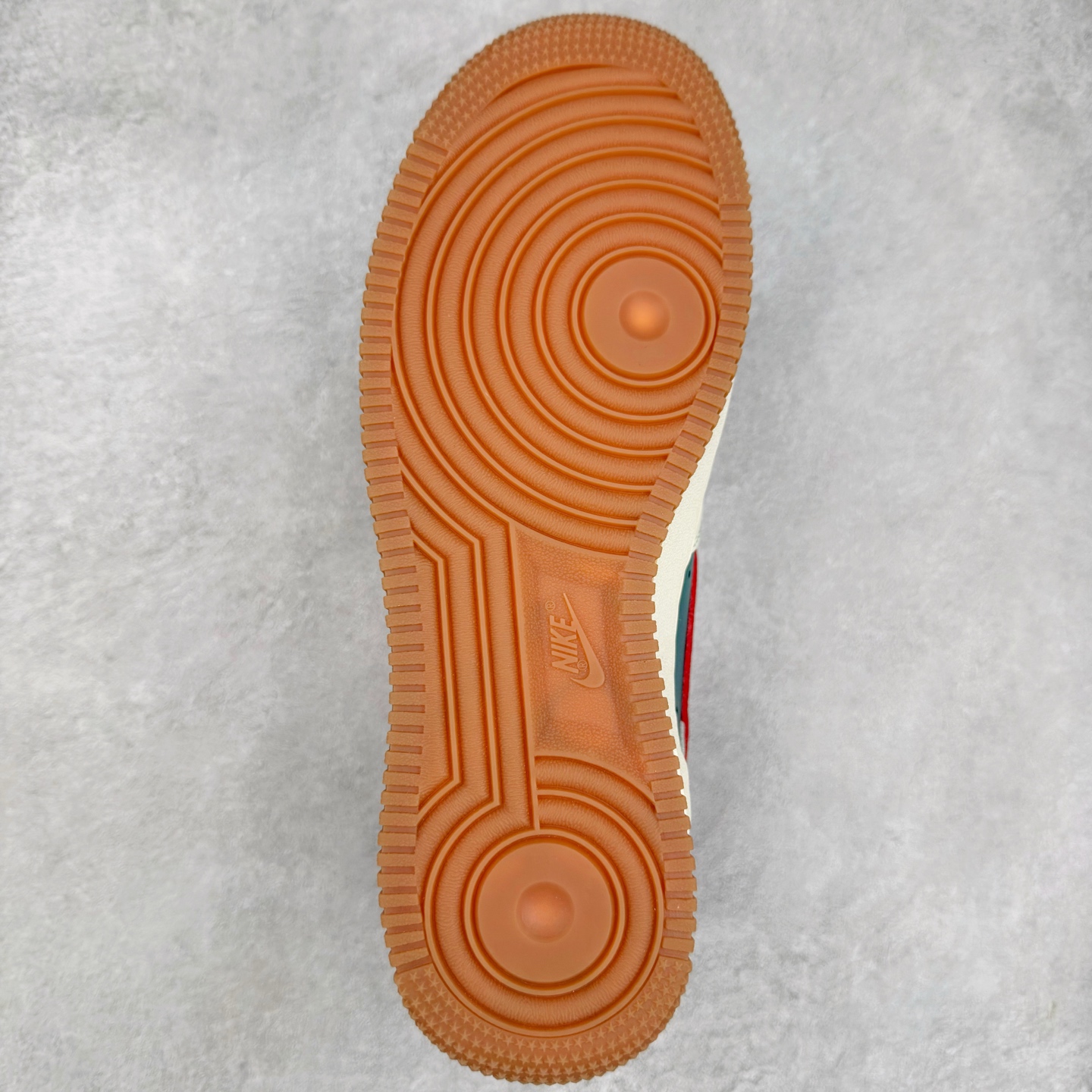 图片[9]-＃XT纯原 NK Air Force 1´07 Low 空军一号低帮百搭休闲运动板鞋 FD9063-163 顶级批次 2022全新楦头鞋型 鱼鳞大底 历时开发三个月 清洁度完美 二维码鞋标 内置芯片及solo气垫 大底高度及其弧度依照正品 钢印 logo刺绣 鞋口弧度 鞋头长度 鞋面冲孔 鞋垫背胶及钢印 完美鞋型对比正品 每一处都是细节满满 柔软、弹性十足的缓震性能和出色的中底设计 横跨复古与现代的外型结合 造就出风靡全球 三十多年的Force 1 直到今天还深受青睐 实拍调校N版已经零色差零失真 百分百还原实物色彩所见即所得 不存在货不对板色差等低级问题 选购参考实物拍摄 不混卖不参货 只用心做好货严格选品 承诺混一赔十 尺码：36 36.5 37.5 38 38.5 39 40 40.5 41 42 42.5 43 44 44.5 45-选品中心