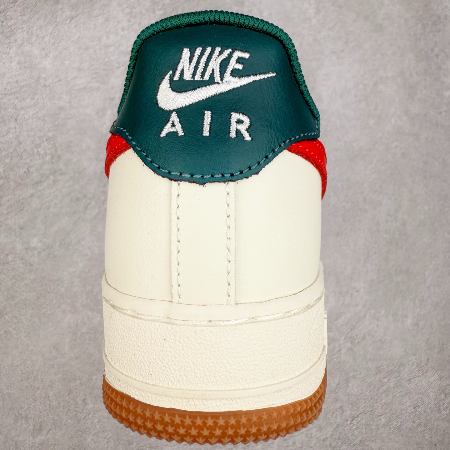 图片[8]-＃XT纯原 NK Air Force 1´07 Low 空军一号低帮百搭休闲运动板鞋 FD9063-163 顶级批次 2022全新楦头鞋型 鱼鳞大底 历时开发三个月 清洁度完美 二维码鞋标 内置芯片及solo气垫 大底高度及其弧度依照正品 钢印 logo刺绣 鞋口弧度 鞋头长度 鞋面冲孔 鞋垫背胶及钢印 完美鞋型对比正品 每一处都是细节满满 柔软、弹性十足的缓震性能和出色的中底设计 横跨复古与现代的外型结合 造就出风靡全球 三十多年的Force 1 直到今天还深受青睐 实拍调校N版已经零色差零失真 百分百还原实物色彩所见即所得 不存在货不对板色差等低级问题 选购参考实物拍摄 不混卖不参货 只用心做好货严格选品 承诺混一赔十 尺码：36 36.5 37.5 38 38.5 39 40 40.5 41 42 42.5 43 44 44.5 45-选品中心