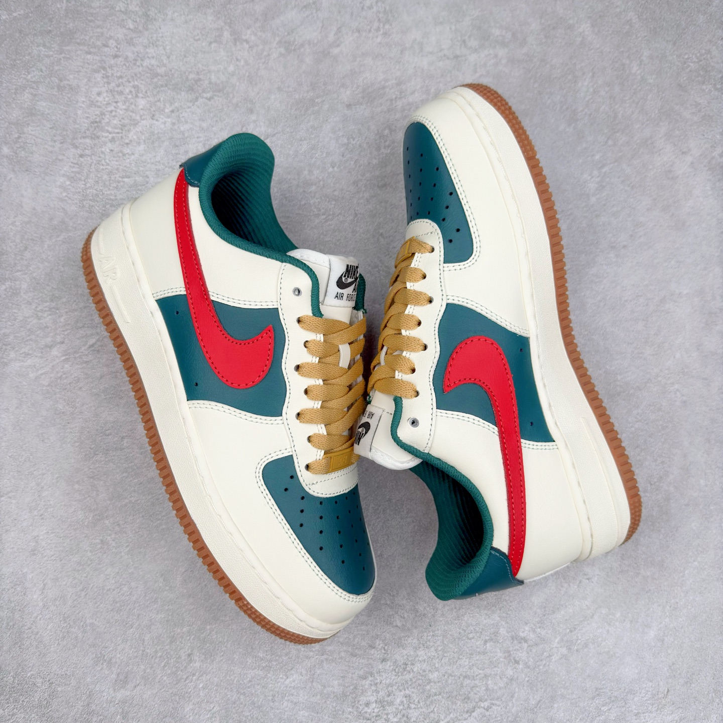 图片[3]-＃XT纯原 NK Air Force 1´07 Low 空军一号低帮百搭休闲运动板鞋 FD9063-163 顶级批次 2022全新楦头鞋型 鱼鳞大底 历时开发三个月 清洁度完美 二维码鞋标 内置芯片及solo气垫 大底高度及其弧度依照正品 钢印 logo刺绣 鞋口弧度 鞋头长度 鞋面冲孔 鞋垫背胶及钢印 完美鞋型对比正品 每一处都是细节满满 柔软、弹性十足的缓震性能和出色的中底设计 横跨复古与现代的外型结合 造就出风靡全球 三十多年的Force 1 直到今天还深受青睐 实拍调校N版已经零色差零失真 百分百还原实物色彩所见即所得 不存在货不对板色差等低级问题 选购参考实物拍摄 不混卖不参货 只用心做好货严格选品 承诺混一赔十 尺码：36 36.5 37.5 38 38.5 39 40 40.5 41 42 42.5 43 44 44.5 45-选品中心