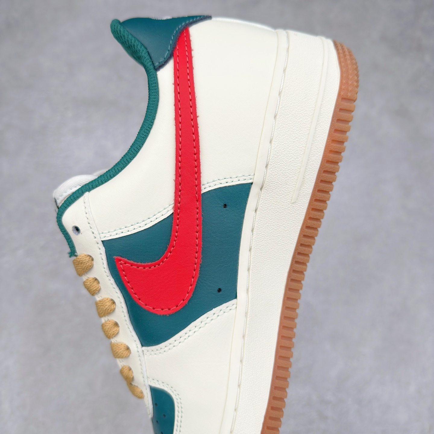 图片[7]-＃XT纯原 NK Air Force 1´07 Low 空军一号低帮百搭休闲运动板鞋 FD9063-163 顶级批次 2022全新楦头鞋型 鱼鳞大底 历时开发三个月 清洁度完美 二维码鞋标 内置芯片及solo气垫 大底高度及其弧度依照正品 钢印 logo刺绣 鞋口弧度 鞋头长度 鞋面冲孔 鞋垫背胶及钢印 完美鞋型对比正品 每一处都是细节满满 柔软、弹性十足的缓震性能和出色的中底设计 横跨复古与现代的外型结合 造就出风靡全球 三十多年的Force 1 直到今天还深受青睐 实拍调校N版已经零色差零失真 百分百还原实物色彩所见即所得 不存在货不对板色差等低级问题 选购参考实物拍摄 不混卖不参货 只用心做好货严格选品 承诺混一赔十 尺码：36 36.5 37.5 38 38.5 39 40 40.5 41 42 42.5 43 44 44.5 45-选品中心