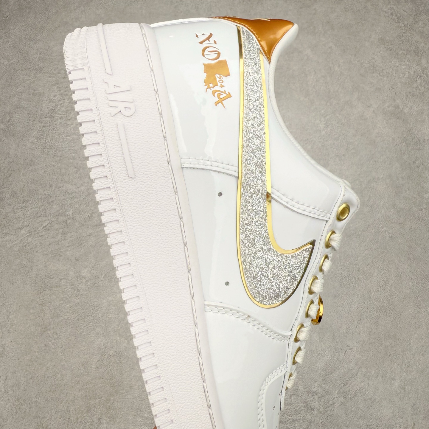 图片[6]-＃XT纯原 NK Air Force 1´07 Low 空军一号低帮百搭休闲运动板鞋 DZ5425-100 顶级批次 2022全新楦头鞋型 鱼鳞大底 历时开发三个月 清洁度完美 二维码鞋标 内置芯片及solo气垫 大底高度及其弧度依照正品 钢印 logo刺绣 鞋口弧度 鞋头长度 鞋面冲孔 鞋垫背胶及钢印 完美鞋型对比正品 每一处都是细节满满 柔软、弹性十足的缓震性能和出色的中底设计 横跨复古与现代的外型结合 造就出风靡全球 三十多年的Force 1 直到今天还深受青睐 实拍调校N版已经零色差零失真 百分百还原实物色彩所见即所得 不存在货不对板色差等低级问题 选购参考实物拍摄 不混卖不参货 只用心做好货严格选品 承诺混一赔十 尺码：36 36.5 37.5 38 38.5 39 40 40.5 41 42 42.5 43 44 44.5 45-选品中心