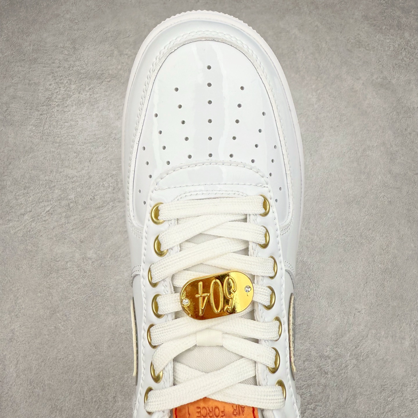 图片[4]-＃XT纯原 NK Air Force 1´07 Low 空军一号低帮百搭休闲运动板鞋 DZ5425-100 顶级批次 2022全新楦头鞋型 鱼鳞大底 历时开发三个月 清洁度完美 二维码鞋标 内置芯片及solo气垫 大底高度及其弧度依照正品 钢印 logo刺绣 鞋口弧度 鞋头长度 鞋面冲孔 鞋垫背胶及钢印 完美鞋型对比正品 每一处都是细节满满 柔软、弹性十足的缓震性能和出色的中底设计 横跨复古与现代的外型结合 造就出风靡全球 三十多年的Force 1 直到今天还深受青睐 实拍调校N版已经零色差零失真 百分百还原实物色彩所见即所得 不存在货不对板色差等低级问题 选购参考实物拍摄 不混卖不参货 只用心做好货严格选品 承诺混一赔十 尺码：36 36.5 37.5 38 38.5 39 40 40.5 41 42 42.5 43 44 44.5 45-选品中心