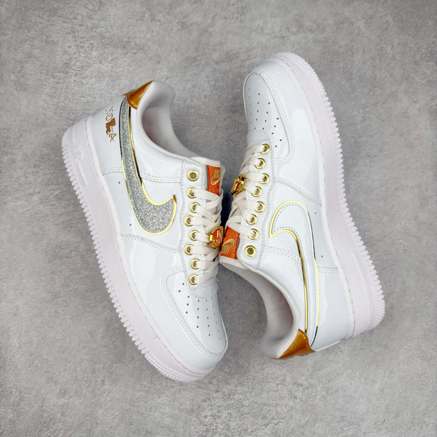 图片[3]-＃XT纯原 NK Air Force 1´07 Low 空军一号低帮百搭休闲运动板鞋 DZ5425-100 顶级批次 2022全新楦头鞋型 鱼鳞大底 历时开发三个月 清洁度完美 二维码鞋标 内置芯片及solo气垫 大底高度及其弧度依照正品 钢印 logo刺绣 鞋口弧度 鞋头长度 鞋面冲孔 鞋垫背胶及钢印 完美鞋型对比正品 每一处都是细节满满 柔软、弹性十足的缓震性能和出色的中底设计 横跨复古与现代的外型结合 造就出风靡全球 三十多年的Force 1 直到今天还深受青睐 实拍调校N版已经零色差零失真 百分百还原实物色彩所见即所得 不存在货不对板色差等低级问题 选购参考实物拍摄 不混卖不参货 只用心做好货严格选品 承诺混一赔十 尺码：36 36.5 37.5 38 38.5 39 40 40.5 41 42 42.5 43 44 44.5 45-选品中心