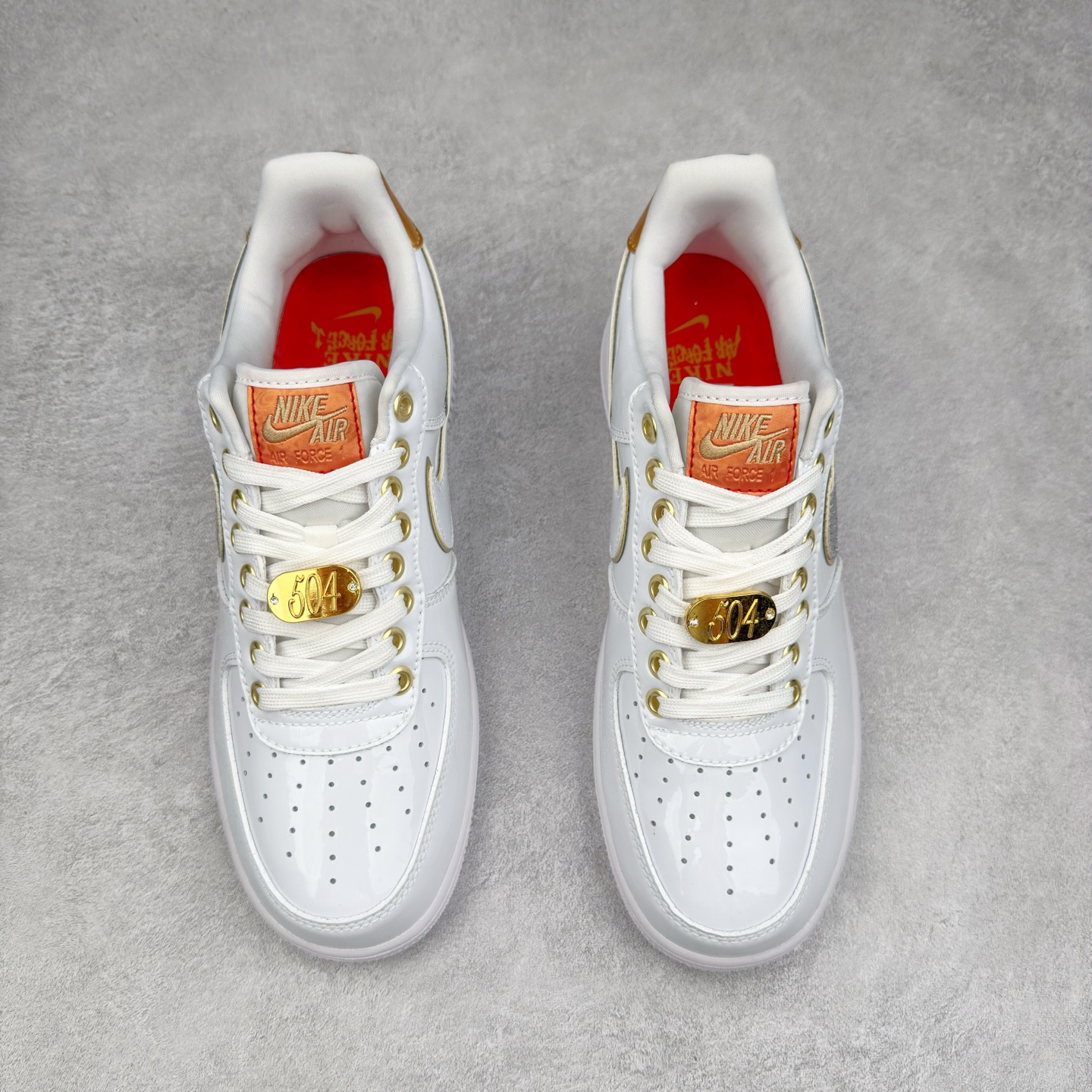 图片[2]-＃XT纯原 NK Air Force 1´07 Low 空军一号低帮百搭休闲运动板鞋 DZ5425-100 顶级批次 2022全新楦头鞋型 鱼鳞大底 历时开发三个月 清洁度完美 二维码鞋标 内置芯片及solo气垫 大底高度及其弧度依照正品 钢印 logo刺绣 鞋口弧度 鞋头长度 鞋面冲孔 鞋垫背胶及钢印 完美鞋型对比正品 每一处都是细节满满 柔软、弹性十足的缓震性能和出色的中底设计 横跨复古与现代的外型结合 造就出风靡全球 三十多年的Force 1 直到今天还深受青睐 实拍调校N版已经零色差零失真 百分百还原实物色彩所见即所得 不存在货不对板色差等低级问题 选购参考实物拍摄 不混卖不参货 只用心做好货严格选品 承诺混一赔十 尺码：36 36.5 37.5 38 38.5 39 40 40.5 41 42 42.5 43 44 44.5 45-选品中心