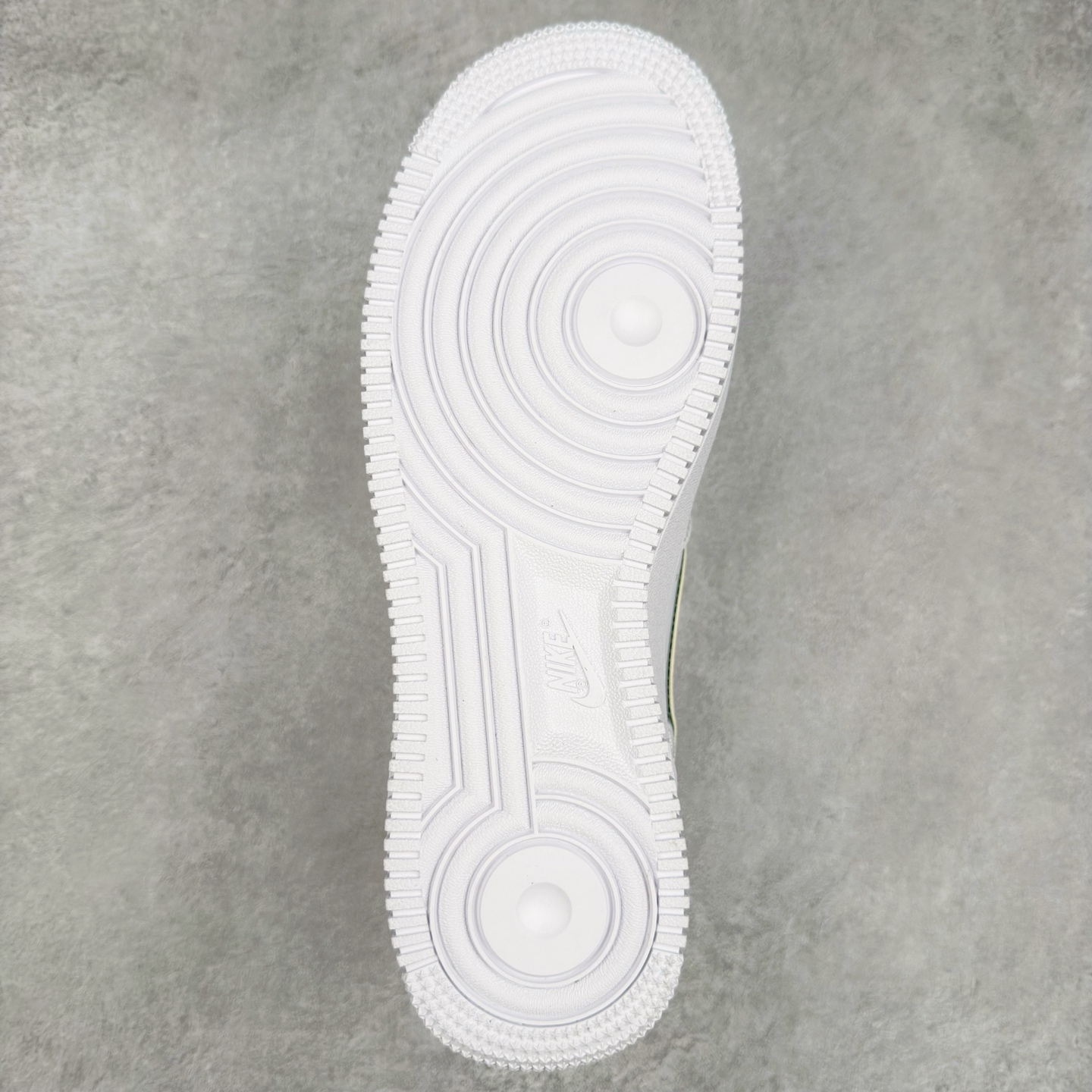 图片[9]-＃XT纯原 NK Air Force 1´07 Low 空军一号低帮百搭休闲运动板鞋 DZ5425-100 顶级批次 2022全新楦头鞋型 鱼鳞大底 历时开发三个月 清洁度完美 二维码鞋标 内置芯片及solo气垫 大底高度及其弧度依照正品 钢印 logo刺绣 鞋口弧度 鞋头长度 鞋面冲孔 鞋垫背胶及钢印 完美鞋型对比正品 每一处都是细节满满 柔软、弹性十足的缓震性能和出色的中底设计 横跨复古与现代的外型结合 造就出风靡全球 三十多年的Force 1 直到今天还深受青睐 实拍调校N版已经零色差零失真 百分百还原实物色彩所见即所得 不存在货不对板色差等低级问题 选购参考实物拍摄 不混卖不参货 只用心做好货严格选品 承诺混一赔十 尺码：36 36.5 37.5 38 38.5 39 40 40.5 41 42 42.5 43 44 44.5 45-选品中心