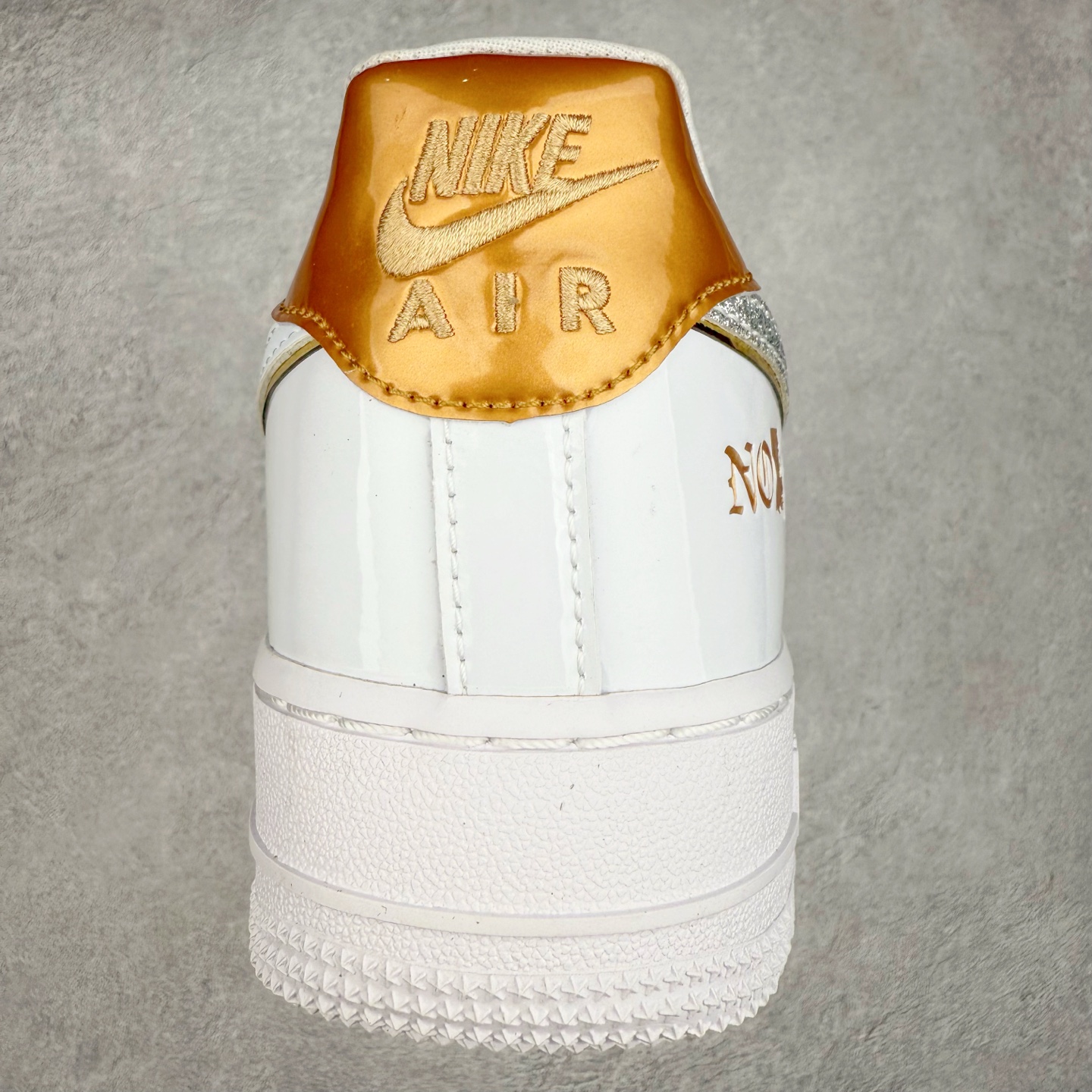 图片[8]-＃XT纯原 NK Air Force 1´07 Low 空军一号低帮百搭休闲运动板鞋 DZ5425-100 顶级批次 2022全新楦头鞋型 鱼鳞大底 历时开发三个月 清洁度完美 二维码鞋标 内置芯片及solo气垫 大底高度及其弧度依照正品 钢印 logo刺绣 鞋口弧度 鞋头长度 鞋面冲孔 鞋垫背胶及钢印 完美鞋型对比正品 每一处都是细节满满 柔软、弹性十足的缓震性能和出色的中底设计 横跨复古与现代的外型结合 造就出风靡全球 三十多年的Force 1 直到今天还深受青睐 实拍调校N版已经零色差零失真 百分百还原实物色彩所见即所得 不存在货不对板色差等低级问题 选购参考实物拍摄 不混卖不参货 只用心做好货严格选品 承诺混一赔十 尺码：36 36.5 37.5 38 38.5 39 40 40.5 41 42 42.5 43 44 44.5 45-选品中心