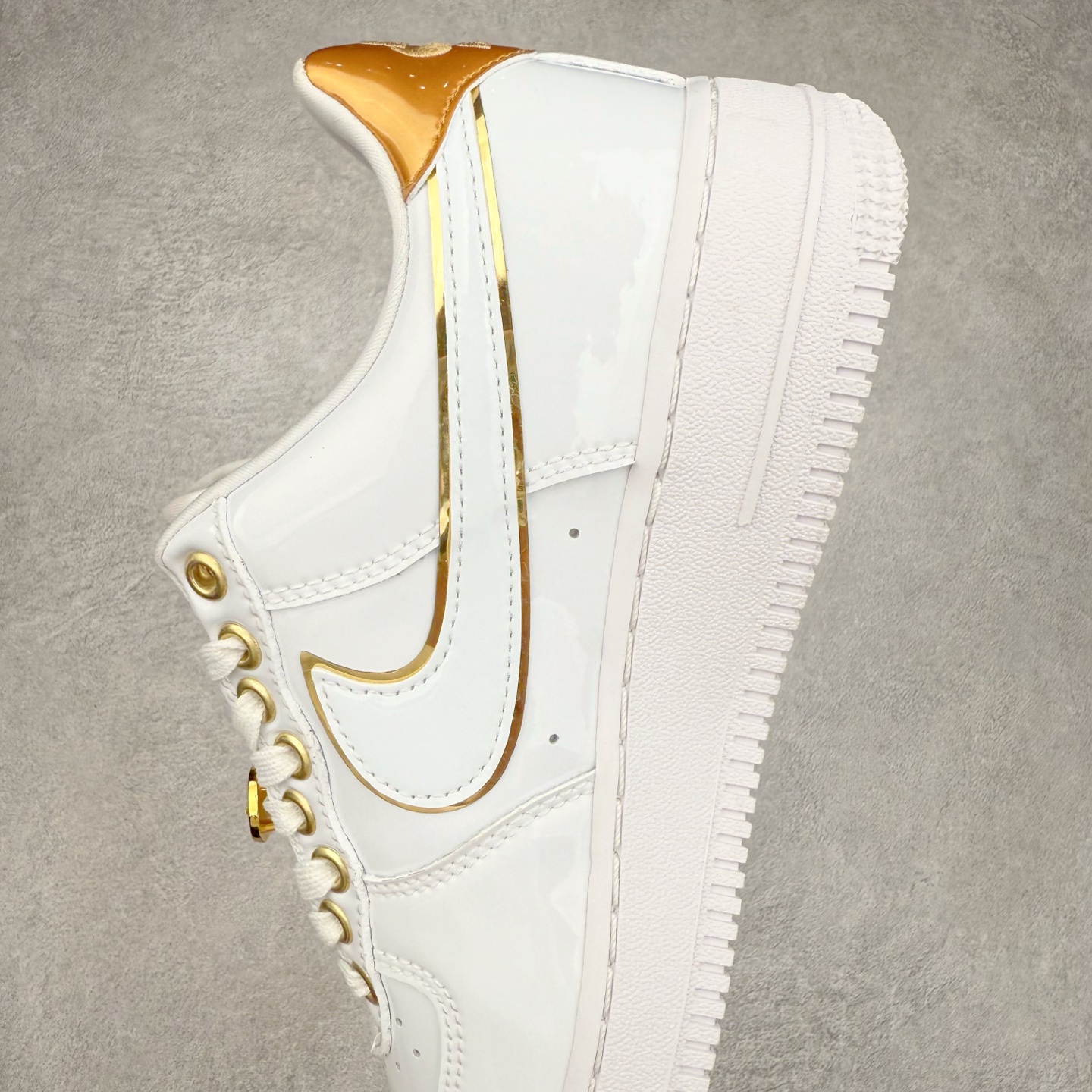 图片[7]-＃XT纯原 NK Air Force 1´07 Low 空军一号低帮百搭休闲运动板鞋 DZ5425-100 顶级批次 2022全新楦头鞋型 鱼鳞大底 历时开发三个月 清洁度完美 二维码鞋标 内置芯片及solo气垫 大底高度及其弧度依照正品 钢印 logo刺绣 鞋口弧度 鞋头长度 鞋面冲孔 鞋垫背胶及钢印 完美鞋型对比正品 每一处都是细节满满 柔软、弹性十足的缓震性能和出色的中底设计 横跨复古与现代的外型结合 造就出风靡全球 三十多年的Force 1 直到今天还深受青睐 实拍调校N版已经零色差零失真 百分百还原实物色彩所见即所得 不存在货不对板色差等低级问题 选购参考实物拍摄 不混卖不参货 只用心做好货严格选品 承诺混一赔十 尺码：36 36.5 37.5 38 38.5 39 40 40.5 41 42 42.5 43 44 44.5 45-选品中心