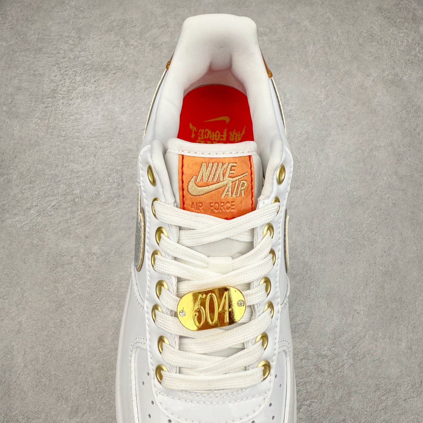 图片[5]-＃XT纯原 NK Air Force 1´07 Low 空军一号低帮百搭休闲运动板鞋 DZ5425-100 顶级批次 2022全新楦头鞋型 鱼鳞大底 历时开发三个月 清洁度完美 二维码鞋标 内置芯片及solo气垫 大底高度及其弧度依照正品 钢印 logo刺绣 鞋口弧度 鞋头长度 鞋面冲孔 鞋垫背胶及钢印 完美鞋型对比正品 每一处都是细节满满 柔软、弹性十足的缓震性能和出色的中底设计 横跨复古与现代的外型结合 造就出风靡全球 三十多年的Force 1 直到今天还深受青睐 实拍调校N版已经零色差零失真 百分百还原实物色彩所见即所得 不存在货不对板色差等低级问题 选购参考实物拍摄 不混卖不参货 只用心做好货严格选品 承诺混一赔十 尺码：36 36.5 37.5 38 38.5 39 40 40.5 41 42 42.5 43 44 44.5 45-选品中心