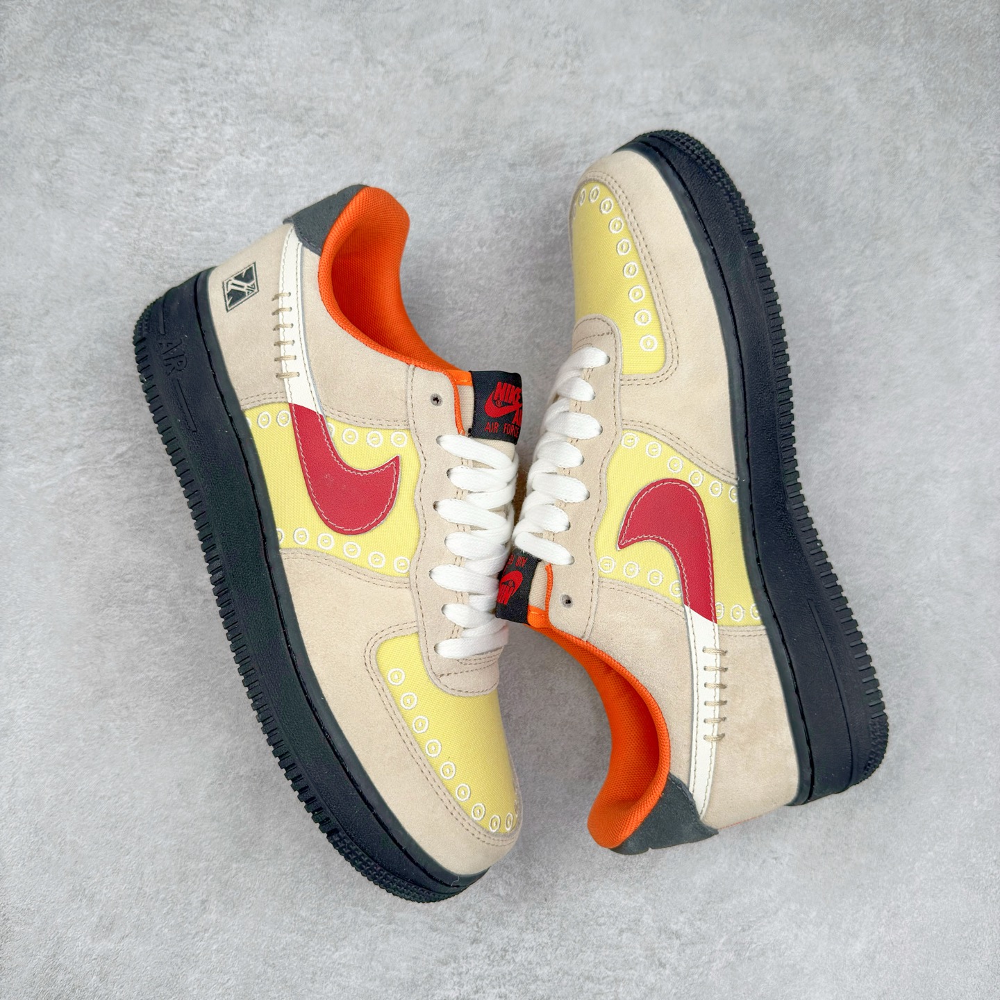 图片[3]-＃XT纯原 NK Air Force 1´07 Low 空军一号低帮百搭休闲运动板鞋 DZ5355-126 顶级批次 2022全新楦头鞋型 鱼鳞大底 历时开发三个月 清洁度完美 二维码鞋标 内置芯片及solo气垫 大底高度及其弧度依照正品 钢印 logo刺绣 鞋口弧度 鞋头长度 鞋面冲孔 鞋垫背胶及钢印 完美鞋型对比正品 每一处都是细节满满 柔软、弹性十足的缓震性能和出色的中底设计 横跨复古与现代的外型结合 造就出风靡全球 三十多年的Force 1 直到今天还深受青睐 实拍调校N版已经零色差零失真 百分百还原实物色彩所见即所得 不存在货不对板色差等低级问题 选购参考实物拍摄 不混卖不参货 只用心做好货严格选品 承诺混一赔十 尺码：36 36.5 37.5 38 38.5 39 40 40.5 41 42 42.5 43 44 44.5 45-选品中心