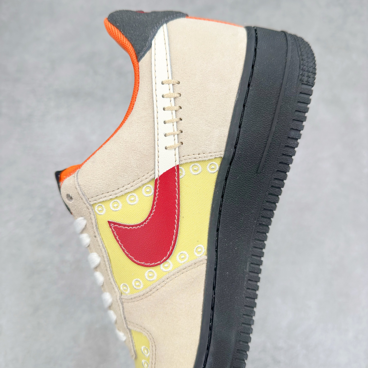 图片[7]-＃XT纯原 NK Air Force 1´07 Low 空军一号低帮百搭休闲运动板鞋 DZ5355-126 顶级批次 2022全新楦头鞋型 鱼鳞大底 历时开发三个月 清洁度完美 二维码鞋标 内置芯片及solo气垫 大底高度及其弧度依照正品 钢印 logo刺绣 鞋口弧度 鞋头长度 鞋面冲孔 鞋垫背胶及钢印 完美鞋型对比正品 每一处都是细节满满 柔软、弹性十足的缓震性能和出色的中底设计 横跨复古与现代的外型结合 造就出风靡全球 三十多年的Force 1 直到今天还深受青睐 实拍调校N版已经零色差零失真 百分百还原实物色彩所见即所得 不存在货不对板色差等低级问题 选购参考实物拍摄 不混卖不参货 只用心做好货严格选品 承诺混一赔十 尺码：36 36.5 37.5 38 38.5 39 40 40.5 41 42 42.5 43 44 44.5 45-选品中心