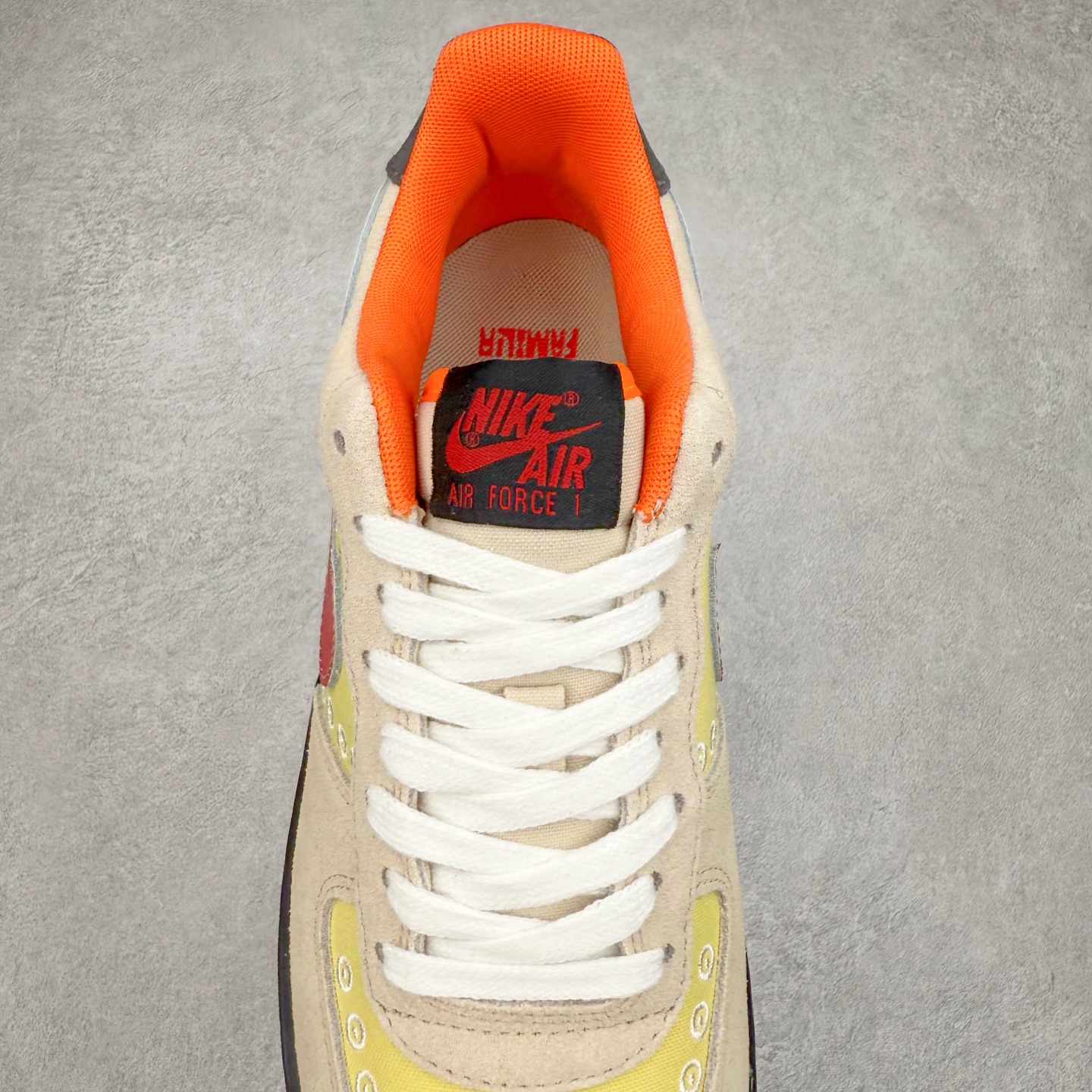 图片[5]-＃XT纯原 NK Air Force 1´07 Low 空军一号低帮百搭休闲运动板鞋 DZ5355-126 顶级批次 2022全新楦头鞋型 鱼鳞大底 历时开发三个月 清洁度完美 二维码鞋标 内置芯片及solo气垫 大底高度及其弧度依照正品 钢印 logo刺绣 鞋口弧度 鞋头长度 鞋面冲孔 鞋垫背胶及钢印 完美鞋型对比正品 每一处都是细节满满 柔软、弹性十足的缓震性能和出色的中底设计 横跨复古与现代的外型结合 造就出风靡全球 三十多年的Force 1 直到今天还深受青睐 实拍调校N版已经零色差零失真 百分百还原实物色彩所见即所得 不存在货不对板色差等低级问题 选购参考实物拍摄 不混卖不参货 只用心做好货严格选品 承诺混一赔十 尺码：36 36.5 37.5 38 38.5 39 40 40.5 41 42 42.5 43 44 44.5 45-选品中心