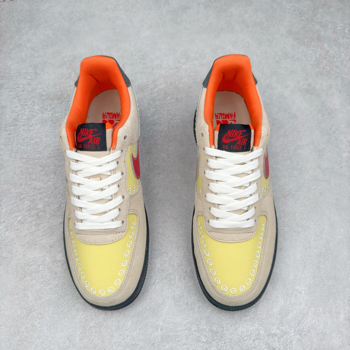 图片[2]-＃XT纯原 NK Air Force 1´07 Low 空军一号低帮百搭休闲运动板鞋 DZ5355-126 顶级批次 2022全新楦头鞋型 鱼鳞大底 历时开发三个月 清洁度完美 二维码鞋标 内置芯片及solo气垫 大底高度及其弧度依照正品 钢印 logo刺绣 鞋口弧度 鞋头长度 鞋面冲孔 鞋垫背胶及钢印 完美鞋型对比正品 每一处都是细节满满 柔软、弹性十足的缓震性能和出色的中底设计 横跨复古与现代的外型结合 造就出风靡全球 三十多年的Force 1 直到今天还深受青睐 实拍调校N版已经零色差零失真 百分百还原实物色彩所见即所得 不存在货不对板色差等低级问题 选购参考实物拍摄 不混卖不参货 只用心做好货严格选品 承诺混一赔十 尺码：36 36.5 37.5 38 38.5 39 40 40.5 41 42 42.5 43 44 44.5 45-选品中心